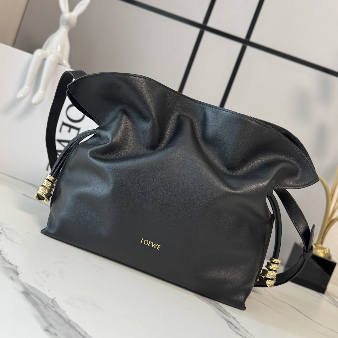 NO:852073,Lw New Version Nappa Cow Leather Flamenco Lucky Bag Clutch Cinched with a drawstring and tied with the signature coiled knot The drawstring design is accented with the brand's signature gold-finish coil embellishment. This medium version is crafted from Nappa cow leather and features an oversized ruffle at the top. Opt for premium shoulder wear ” cross-body or hand carry * Detachable and adjustable shoulder strap * Magnetic closure * Suede lining lo*ewe hot stamping or silver  Model 262665 Size: 30*24.5*10.5cm (with full set of packaging), Flamenco lucky bag (medium size), handbag, cowhide19860909Lw 新版本 纳帕牛皮革Flamenco 福袋手拿包 采用拉绳收紧 并打上标志性的盘绕结 抽绳设计饰有品牌经典的金色饰面线圈装饰.此中号版本采用纳帕牛皮革制成,顶部饰有超大荷叶边.选用优质肩背 ”斜挎或手拿*可拆卸和可调式肩带*磁扣开合 *绒面革衬里lo*ewe烫金或烫银 型号262665 Size:30*24.5*10.5cm（配全套包装）,Flamenco福袋（中号）,handbag,cowhide,Bag