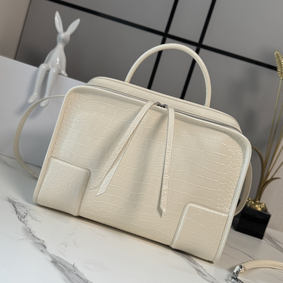 NO:852085,LOw Large Crocodile Leather Amazona 180 reinterprets the legendary LOEWE bag in a relaxed silhouette with a single top handle. The bag has an open design and the main compartment is fastened with a hidden buckle. Comes with a detachable shoulder and crossbody strap for a practical style. This large version is made of crocodile leather. Three ways to carry it Short handle, detachable shoulder and crossbody strap Zipper with two leather zipper pulls Two compartments, main compartment closed with magnetic snap  Internal flat pocket Left D-ring customizable Suede and Nappa sheepskin lining LOE*WE hot stamping or silver, Double L embossed brand logo. Model 062553 size: 34.5*14*27CM, new Amazon handbags, loewe, sheepskin, crocodile skin19860909LOw大号鳄鱼皮革 Amazona 180 重新诠释 LOEWE 传奇手袋,呈现休闲廓形,搭配单一顶部提手.手袋采用开放式设计,主隔层以隐藏扣固定.搭配可拆卸肩背和斜挎背带,打造实用风格.此大号版本采用鳄鱼皮革制成. 三种携带方式短提手、可拆卸肩背和斜挎背带 拉链配有两个皮革拉链头 两个隔层,主隔层以磁扣开合 内部扁平口袋 左侧 D 形环可定制 绒面革和纳帕羊皮革衬里 LOE*WE 烫金或烫银,Double L 压纹品牌标志. 型号062553size:34.5*14*27CM,新款Amazona手袋,loewe,sheepskin,crocodile skin,Bag