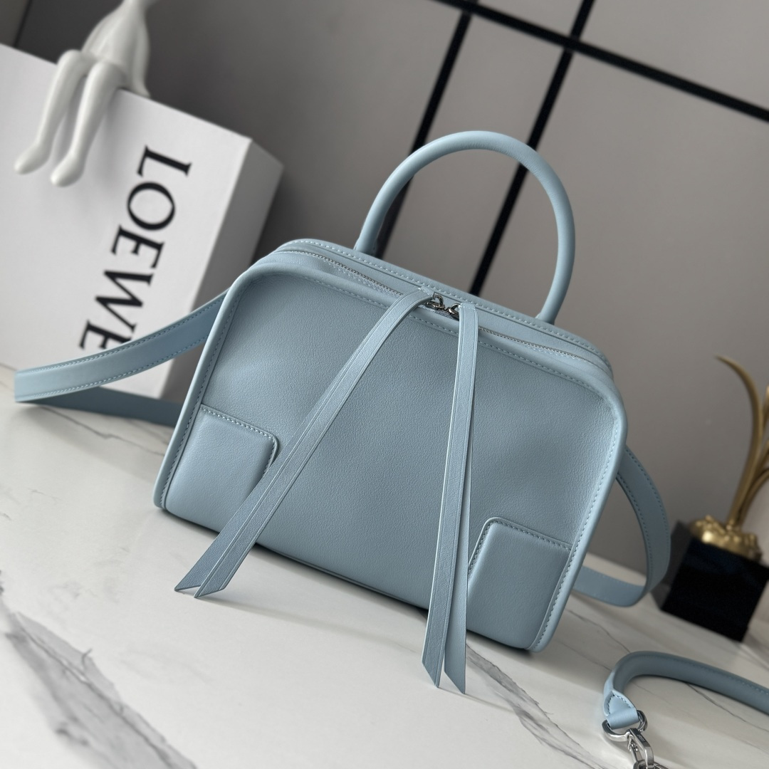 NO:879637,LOw Small Amazona 180 Bag in Soft Calf Leather Reinterprets the legendary L bag with a relaxed silhouette and a single top handle. The bag has an open design and the main compartment is secured with a hidden buckle. Comes with a detachable shoulder strap and cross-body strap for a practical style. This small version is made of soft calf leather. *Three ways to carry: short handle, detachable shoulder and crossbody  Back strap*Zip with two leather zipper pulls*Two compartments, main compartment closed with magnetic buckle*Internal flat pocket*D-ring on the left side can be customized*Suede lining LOE*WE hot stamping or hot silver, Double L embossed brand logo size: 24.5*10*18.5CM model 262552 (with full package), new Amazona handbags, loewe, louis vuitton, cowhide19860909LOw小号柔软 牛皮革Amazona 180手袋 重新诠释L家传奇手袋,呈现休闲轮廓,搭配单一顶部提手.手袋采用开放式设计,主隔层以隐藏式扣固定.搭配拆卸肩带和斜挎背带,打造实用风格.此小号版本采用柔软牛皮革制成.*三种携带方式*短提手、拆卸肩背和斜挎 背带*拉链配有两个皮革拉链头*两个隔层,主隔层以磁扣开合*内部扁平口袋*左侧D形环可定制*绒面革衬里LOE*WE烫金或者烫银,Double L压纹品牌标志 size:24.5*10*18.5CM 型号262552（配全套包装）,新款Amazona手袋,loewe,louis vuitton,cowhide,Bag