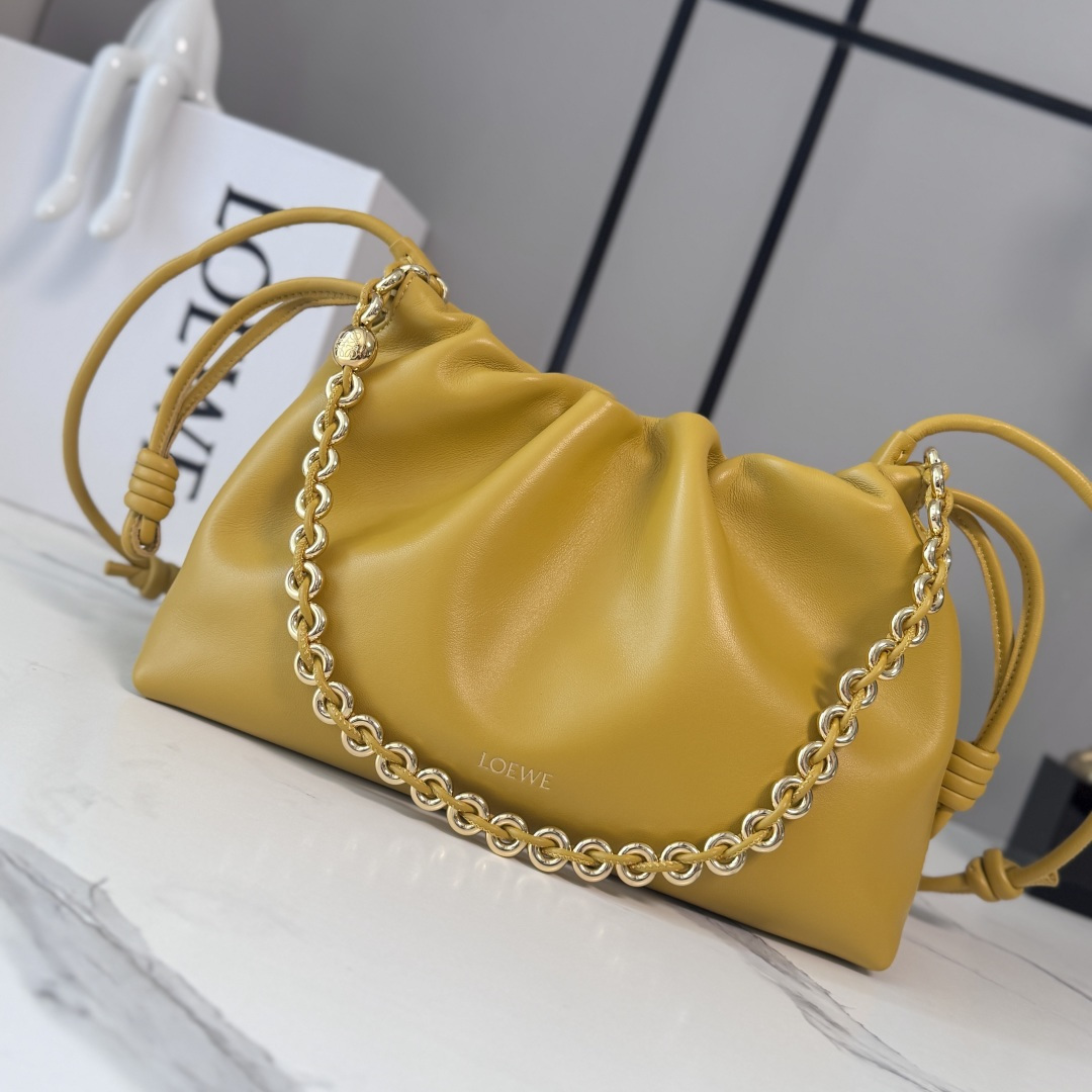 NO:879632,LOw Soft Nappa Lamb Leather Flamenco Purse Lucky Bag features pleated design and key details such as the signature knot on the side. Fashionable and versatile, it can be carried as a clutch, worn over the shoulder with a donut chain, or worn cross-body with a leather strap. This version is made of soft Nappa sheep leather. Can be worn on the shoulder, crossbody or by hand*Removable and adjustable leather shoulder strap*Removable donut chain charm*Anagram Engraved pebble pattern * Low-key magnetic buckle closure * Suede lining hot stamping or silver * (matching metal chain and extended leather shoulder strap) Model 012403 Size30*10.5*20CM (with full set of packaging), new style      Metal chain Sheepskin (snake skin) lucky bag, handbag, sheepskin, snakeskin19860909LOw柔软纳帕羊皮革 Flamenco Purse 福袋 采用褶皱设计,侧面搭配标志性绳结等关键细节.款式时尚百搭,可作为手拿包携带,亦可搭配甜甜圈链条肩背,或搭配皮革肩带斜挎.此版本采用柔软纳帕羊皮革制成.可肩背、斜挎或手提*可拆卸可调节皮革肩带*可拆卸甜甜圈链条饰*Anagram 镌刻卵石纹*低调的磁扣开合*绒面革衬里烫金或烫银*(配套金屬鏈條加长皮肩帶） 型号012403 Size30*10.5*20CM（配全套包装）,新款     金屬鏈條 羊皮（蛇皮）福袋,handbag,sheepskin,sna,Bag