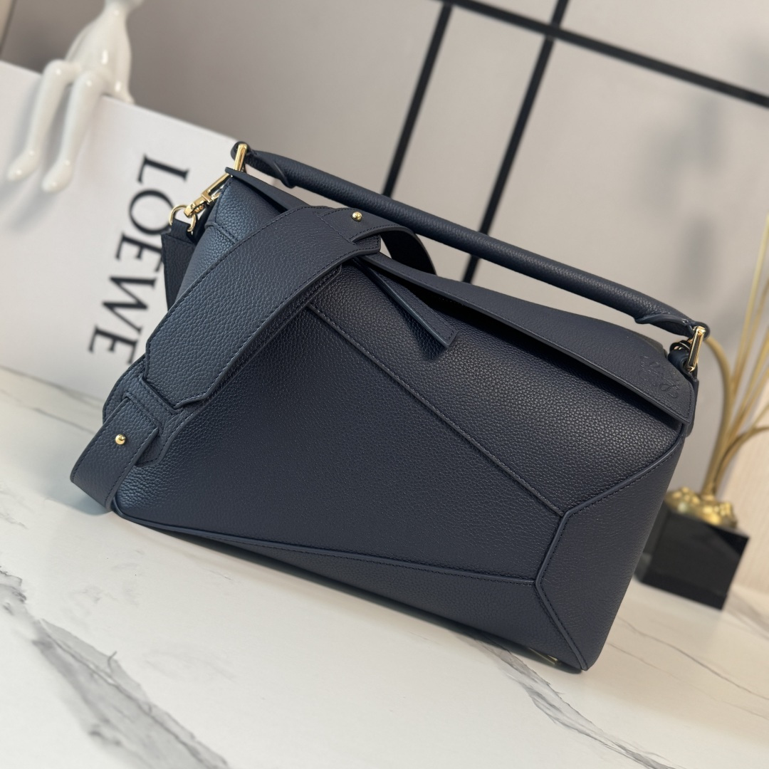 NO:879756,Lw Medium Puzzle Bag in Soft Cow Leather New Colors Debut handbag from LO*EWE* The rectangular shape and precise cutting techniques create the unique geometric lines of the Puzzle* This version is made in soft cow leather with overlapping edges. The Medium Puzzle can hold, for example, a large wallet, mobile phones of all sizes or an A5 notebook. Water bottle and sunglasses case with 0.5 liter capacity.  .shoulder or cross-body carry*Hand or top handle carry*Shoulder straps are adjustable and removable*One interior slip pocket and one exterior rear zipper pocket*Cow leather zip puller*Herringbone cotton canvas lining*Ana size: 062329 Model 29*19.5*14cm (comes with full package), New Puzzle Edge (medium), wallets,cowhide19860909Lw 中号柔软牛皮革Puzzle 手袋 新色 LO*EWE推出的首次亮相手提包*长方体形状和精确的切割技术创造了 Puzzle 独特的几何线条*此版本采用柔软牛皮革制成,饰有重叠边缘中号Puzzle可以容纳例如一只大号钱包,所有尺寸的手机或者一本A5笔记本 0.5升容量的 水瓶和太阳镜盒 .肩背或斜挎*手拿或顶部提手携带*肩带可调节,可拆卸*一个内部插袋和一个外部后方拉链口袋*牛皮革拉链头*人字纹棉质帆布衬里*Ana size:062329 型号29*19.5*14cm (配全套包装）,新款Puzzle Edge（中号）,wallets,cowhide,Bag