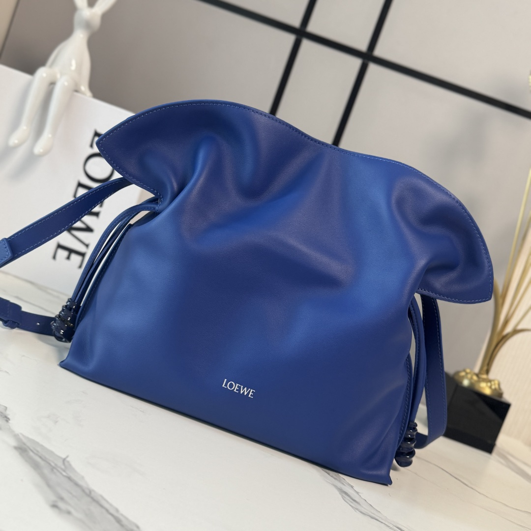 NO:879796,Lw New Version Nappa Cow Leather Flamenco Lucky Bag Clutch Cinched with a drawstring and tied with the signature coiled knot The drawstring design is accented with the brand's signature gold-finish coil embellishment. This medium version is crafted from Nappa cow leather and features an oversized ruffle at the top. Opt for premium shoulder wear ” cross-body or hand carry * Detachable and adjustable shoulder strap * Magnetic closure * Suede lining lo*ewe hot stamping or silver  Model 262665 Size: 30*24.5*10.5cm (with full set of packaging), Flamenco lucky bag (medium size), handbag, cowhide19860909Lw 新版本 纳帕牛皮革Flamenco 福袋手拿包 采用拉绳收紧 并打上标志性的盘绕结 抽绳设计饰有品牌经典的金色饰面线圈装饰.此中号版本采用纳帕牛皮革制成,顶部饰有超大荷叶边.选用优质肩背 ”斜挎或手拿*可拆卸和可调式肩带*磁扣开合 *绒面革衬里lo*ewe烫金或烫银 型号262665 Size:30*24.5*10.5cm（配全套包装）,Flamenco福袋（中号）,handbag,cowhide,Bag