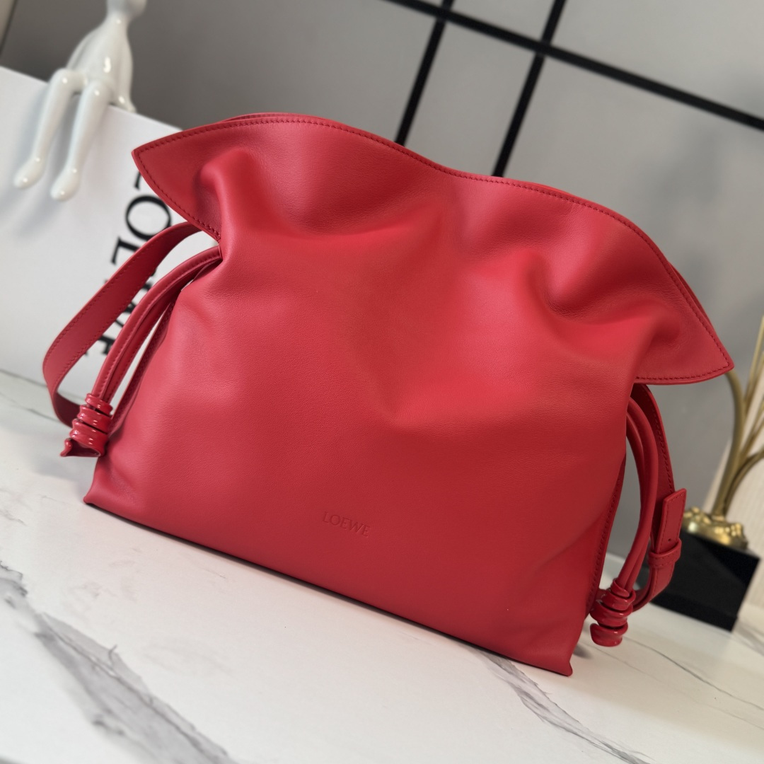 NO:879748,Lw New Version Nappa Cow Leather Flamenco Lucky Bag Clutch Cinched with a drawstring and tied with the signature coiled knot The drawstring design is accented with the brand's signature gold-finish coil embellishment. This medium version is crafted from Nappa cow leather and features an oversized ruffle at the top. Opt for premium shoulder wear ” cross-body or hand carry * Detachable and adjustable shoulder strap * Magnetic closure * Suede lining lo*ewe hot stamping or silver  Model 262665 Size: 30*24.5*10.5cm (with full set of packaging), Flamenco lucky bag (medium size), handbag, cowhide19860909Lw 新版本 纳帕牛皮革Flamenco 福袋手拿包 采用拉绳收紧 并打上标志性的盘绕结 抽绳设计饰有品牌经典的金色饰面线圈装饰.此中号版本采用纳帕牛皮革制成,顶部饰有超大荷叶边.选用优质肩背 ”斜挎或手拿*可拆卸和可调式肩带*磁扣开合 *绒面革衬里lo*ewe烫金或烫银 型号262665 Size:30*24.5*10.5cm（配全套包装）,Flamenco福袋（中号）,handbag,cowhide,Bag