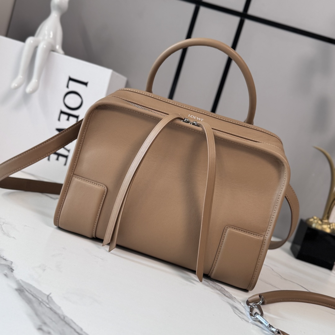 NO:879777,LOw Medium (28CM) Soft Calf Leather Amazona 180 Handbag Reinterprets L's legendary handbag with a casual silhouette and a single top handle. The bag has an open design and the main compartment is secured with a hidden buckle. Comes with a detachable shoulder strap and cross-body strap for a practical style. This medium version is made of soft calf leather. *Three ways to carry: short handle, detachable shoulder and crossbody  Back strap*Zip with two leather zipper pulls*Two compartments, main compartment closed with magnetic buckle*Internal flat pocket*D-ring on the left side can be customized*Suede lining LOE*WE hot stamping or hot silver, Double L embossed brand logo size: 28*11*22.5 CM model BA601 (with full package), new Amazon handbags, loewe, louis vuitton, cowhide19860909LOw中号（28CM）柔软 牛皮革Amazona 180手袋 重新诠释L家传奇手袋,呈现休闲轮廓,搭配单一顶部提手.手袋采用开放式设计,主隔层以隐藏式扣固定.搭配拆卸肩带和斜挎背带,打造实用风格.此中号版本采用柔软牛皮革制成.*三种携带方式*短提手、拆卸肩背和斜挎 背带*拉链配有两个皮革拉链头*两个隔层,主隔层以磁扣开合*内部扁平口袋*左侧D形环可定制*绒面革衬里LOE*WE烫金或者烫银,Double L压纹品牌标志 size:28*11*22.5 CM 型号BA601（配全套包装）,新款Amazona手袋,loewe,louis vuitton,cowhide,Bag