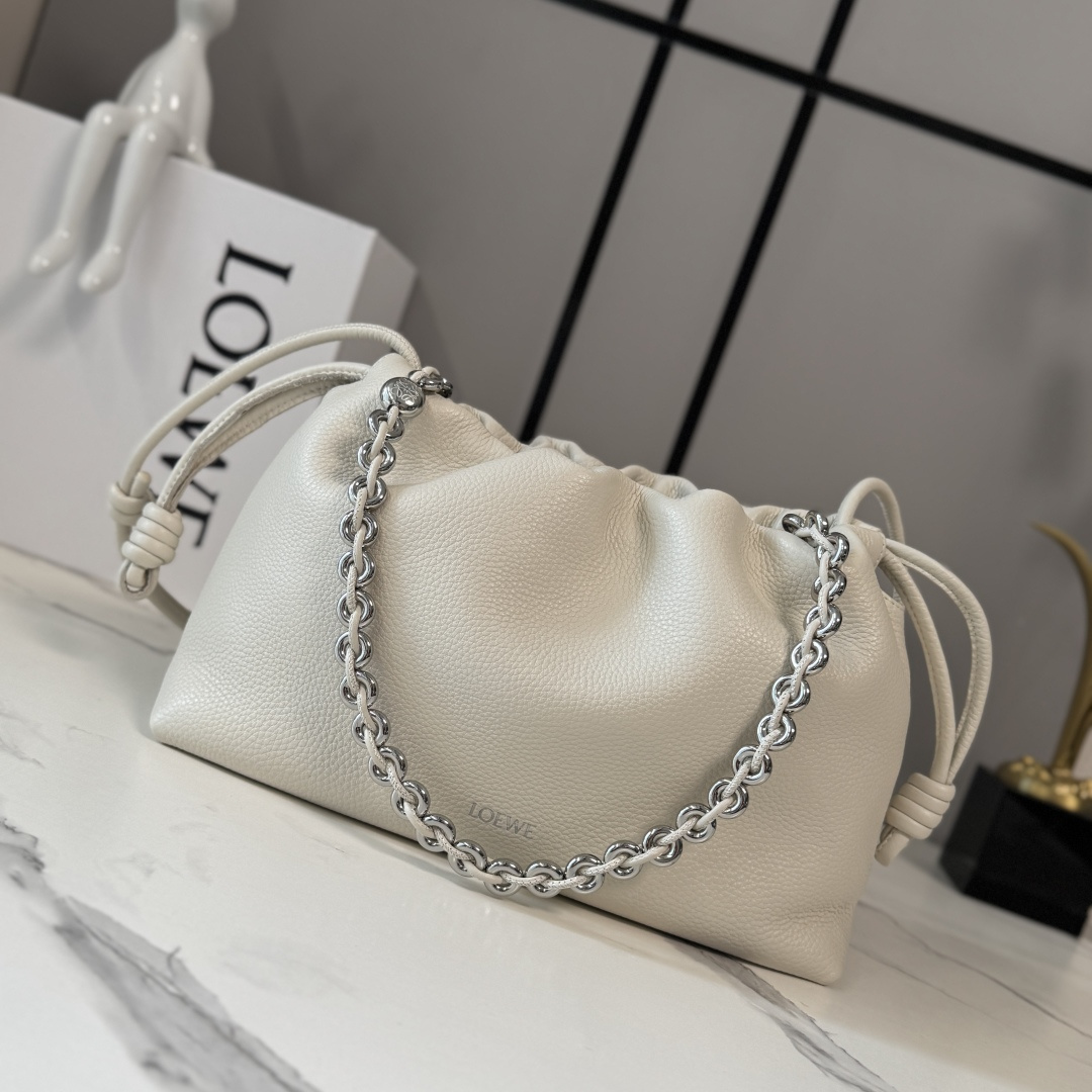NO:879798,LOw Medium Grained Calfskin Flamenco Purse Clutch Made of fine grained calfskin with key details such as the signature knot on the side. Stylish and versatile, it can be carried as a clutch, worn over the shoulder with a donut chain, or worn cross-body with a leather strap. This version is made of soft grained calfskin. Can be worn on the shoulder, crossbody or by hand*Removable and adjustable leather strap*Removable donut chain charm*Anagram Engraved pebble pattern * Low-key magnetic buckle closure * Suede lining hot stamping or silver * (matching metal chain and extended leather shoulder strap) Model 012403 Size30*10.5*20CM (with full package), new style      Metal chain Sheepskin (snake skin) lucky bag, handbag, cowhide, sheepskin, snakeskin19860909LOw中号粒面牛皮革Flamenco Purse 手拿包 采用精细粒面牛皮革制成,侧面搭配标志性绳结等关键细节.款式时尚百搭,可作为手拿包携带,亦可搭配甜甜圈链条肩背,或搭配皮革肩带斜挎.此版本采用柔软粒面牛皮革制成.可肩背、斜挎或手提*可拆卸可调节皮革肩带*可拆卸甜甜圈链条饰*Anagram 镌刻卵石纹*低调的磁扣开合*绒面革衬里烫金或烫银*(配套金屬鏈條加长皮肩帶） 型号012403 Size30*10.5*20CM（配全套包装）,新款     金屬鏈條 羊皮（蛇皮）福袋,handbag,cowhide,sheepskin,sna,Bag