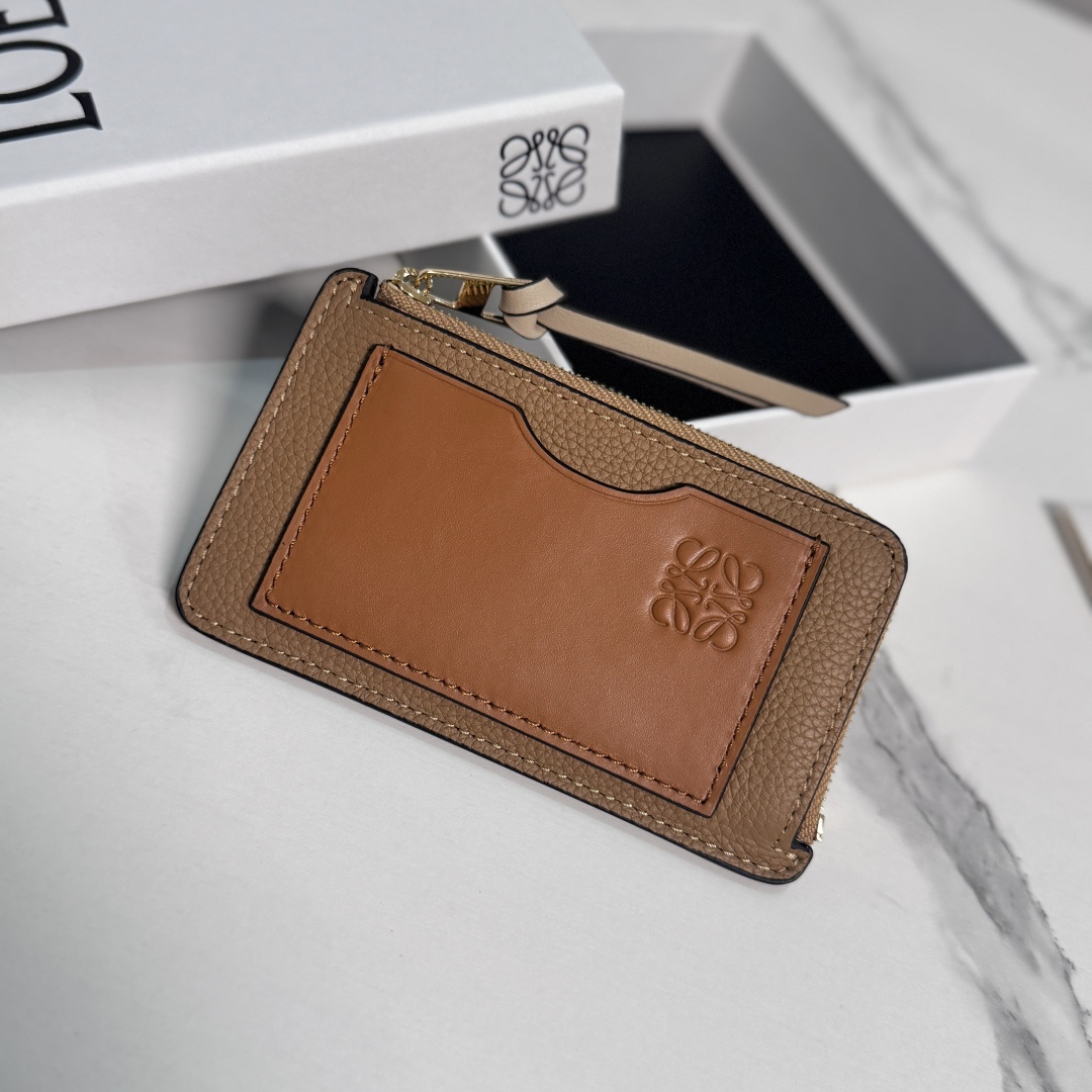 NO:894151,LOw contrasting color soft grain zipper cow leather card holder. There is an extra card pocket on the front*Four card slots*This card holder. Exquisite and practical. Hold change and various cards. One zipper compartment.*Anagram embossed. Model C00515 Size13*7.5CM, card holder, wallet and coin purse, wallets, cowhide19860909LOw对比色柔软粒面拉链牛皮革卡包.正面设有额外的卡袋*四个卡位*此卡包.精致、实用.放零钱及各类卡.一个拉链隔层.*Anagram 压纹.  型号C00515 Size13*7.5CM,卡包 钱夹及零钱包,wallets,cowhide,Bag