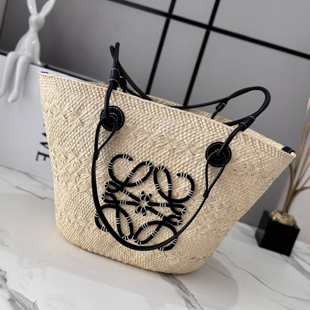 NO:894191,LOw2026 (high version) imported raw materials, all shoulder straps upgraded, Iraca palm fiber and cow leather Anagram Basket handbag* is a traditional handbag with a classic hand-woven bag body, tubular cow leather shoulder straps and top handle* decorated with cow leather Anagram  Embroidery. This large version is made in Spain using Iraca palm leaves grown, harvested, dried and hand-woven by Colombian artisans. It can be worn on the shoulder or carried by hand *Cow leather strap closure *The work is handmade, the size may be slightly different, each piece is unique. Model 062138 (Large) New version Size46*27*30CM, tall version (vegetable basket),cowhide19860909LOw2026（高版本）进口原材料 肩带全部升级 伊拉卡棕榈纤维和牛皮革 Anagram Basket 手袋*是一款传统的手袋,采用经典手工编织包身,管状牛皮革肩带和顶部提手*饰有牛皮革 Anagram 刺绣.此大号版本在西班牙使用由哥伦比亚工匠种植,收获,晒干并手工编织的伊拉卡棕榈叶制成,肩背或者手提*牛皮革系带开合*作品以手工制作,尺寸可能略有不同,每件作品皆别具一格. 型号062138（大号）新版本 Size46*27*30CM,高版本（菜篮子）,cowhide,Bag