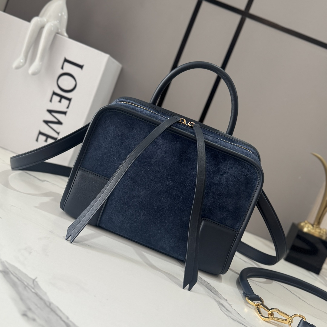 NO:894271,LOw Small Suede Calf Leather Amazona 180 Handbag Reinterprets the legendary L bag with a casual silhouette and a single top handle. The bag has an open design and the main compartment is secured with a hidden buckle. Comes with a detachable shoulder strap and cross-body strap for a practical style. This small version is made of suede calf leather. *Three ways to carry: short handle, detachable shoulder strap and crossbody  Back strap*Zip with two leather zipper pulls*Two compartments, main compartment closed with magnetic buckle*Internal flat pocket*D-ring on the left side can be customized*Suede lining LOE*WE hot stamping or hot silver, Double L embossed brand logo size: 24.5*10*18.5CM model 262552 (with full package), new Amazona handbags, loewe, louis vuitton, cowhide19860909LOw小号绒面牛皮革Amazona 180手袋 重新诠释L家传奇手袋,呈现休闲轮廓,搭配单一顶部提手.手袋采用开放式设计,主隔层以隐藏式扣固定.搭配拆卸肩带和斜挎背带,打造实用风格.此小号版本采用绒面牛皮革制成.*三种携带方式*短提手、拆卸肩背和斜挎 背带*拉链配有两个皮革拉链头*两个隔层,主隔层以磁扣开合*内部扁平口袋*左侧D形环可定制*绒面革衬里LOE*WE烫金或者烫银,Double L压纹品牌标志 size:24.5*10*18.5CM 型号262552（配全套包装）,新款Amazona手袋,loewe,louis vuitton,cowhide,Bag