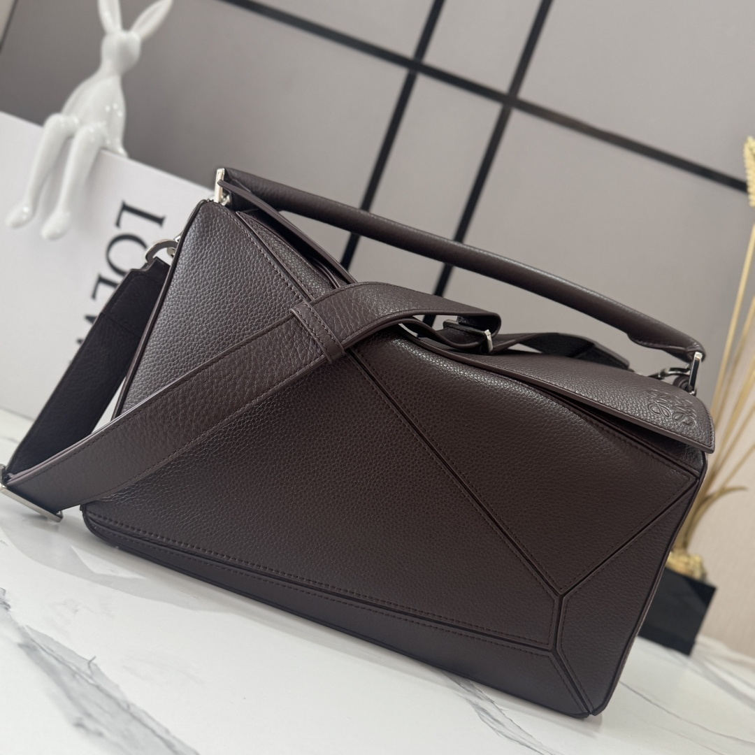 NO:894279,LOw new size large soft deerskin Puzzle handbag. Distinctive geometric lines outline the cuboid shape. This large version is made of deerskin * Shoulder, cross-body or hand carry * Detachable adjustable shoulder strap * Zipper closure, cowhide zipper puller * One external zippered back pocket, two internal slip pockets * Suede lining with Anagram embossing. size: 052446  Model 32.5*14..5*23.5cm, men’s puzzle medium size, cowhide19860909LOw 新尺寸大号柔软鹿皮Puzzle 手袋 以别具一格的几何线条勾勒长方体造型.此大号版本采用鹿皮革制成*肩背、斜挎或手提*拆卸可调节肩带*拉链开合,牛皮革拉链头*一个外部拉链后袋,两个内部插袋*绒面革衬Anagram压纹. size:052446 型号32.5*14..5*23.5cm,男款puzzle中号 大号,cowhide,Bag