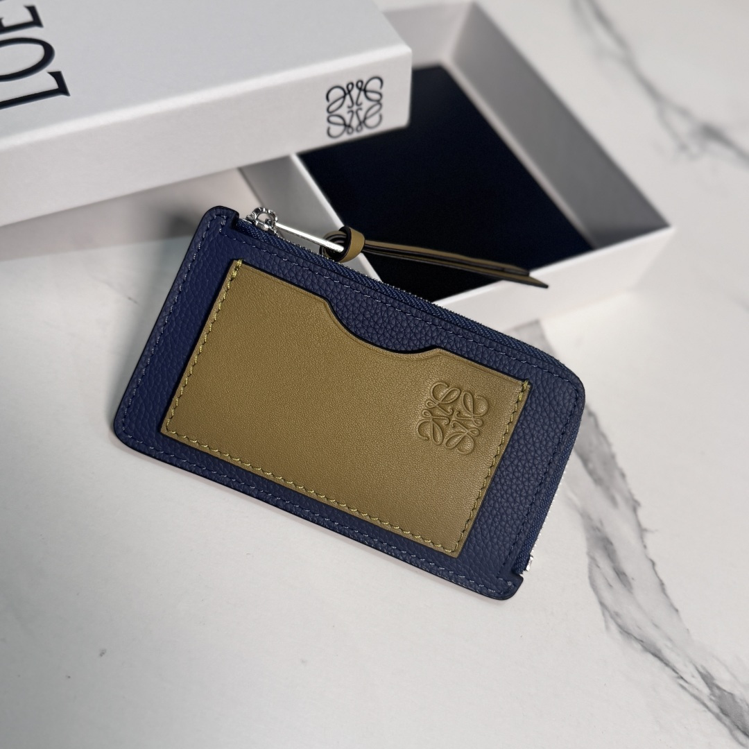 NO:894296,LOw contrasting color soft grain zipper cow leather card holder. There is an extra card pocket on the front*Four card slots*This card holder. Exquisite and practical. Hold change and various cards. One zipper compartment.*Anagram embossed. Model C00515 Size13*7.5CM,,cowhide19860909LOw对比色柔软粒面拉链牛皮革卡包.正面设有额外的卡袋*四个卡位*此卡包.精致、实用.放零钱及各类卡.一个拉链隔层.*Anagram 压纹.  型号C00515 Size13*7.5CM,,cowhide,Bag