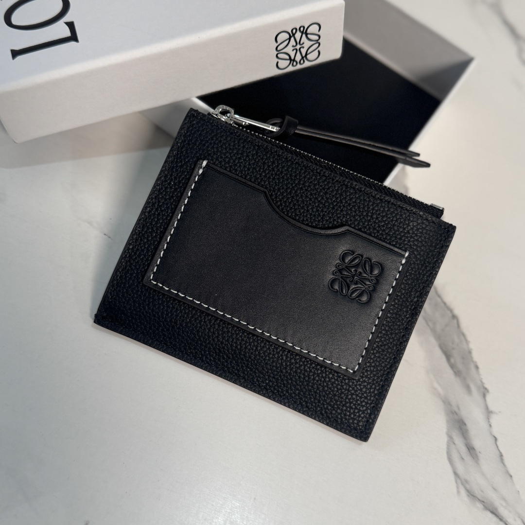 NO:894305,LOw color-blocked zippered soft grained cowhide small card holder. There is an additional card pocket on the front*Four card slots*This bag holds various cards and coins. A zippered coin compartment.*Anagram embossed. Model D00915 Size10*12CM, card holder, wallet and coin purse, wallets, cowhide19860909LOw拼色拉链柔软粒面牛皮革小卡包 正面设有额外的卡袋*四个卡位*此包.放各类卡及零钱.一个拉链硬币隔层.*Anagram 压纹.  型号D00915 Size10*12CM,卡包 钱夹及零钱包,wallets,cowhide,Bag