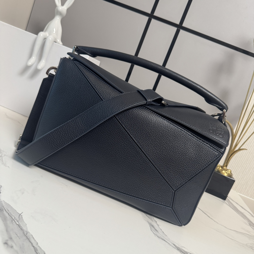 NO:919608,LOw new size large soft deerskin Puzzle handbag. Distinctive geometric lines outline the cuboid shape. This large version is made of deerskin * Shoulder, cross-body or hand carry * Detachable adjustable shoulder strap * Zipper closure, cowhide zipper puller * One external zippered back pocket, two internal slip pockets * Suede lining with Anagram embossing. size: 052446  Model 32.5*14..5*23.5cm, men’s puzzle medium size, cowhide19860909LOw 新尺寸大号柔软鹿皮Puzzle 手袋 以别具一格的几何线条勾勒长方体造型.此大号版本采用鹿皮革制成*肩背、斜挎或手提*拆卸可调节肩带*拉链开合,牛皮革拉链头*一个外部拉链后袋,两个内部插袋*绒面革衬Anagram压纹. size:052446 型号32.5*14..5*23.5cm,男款puzzle中号 大号,cowhide,Bag