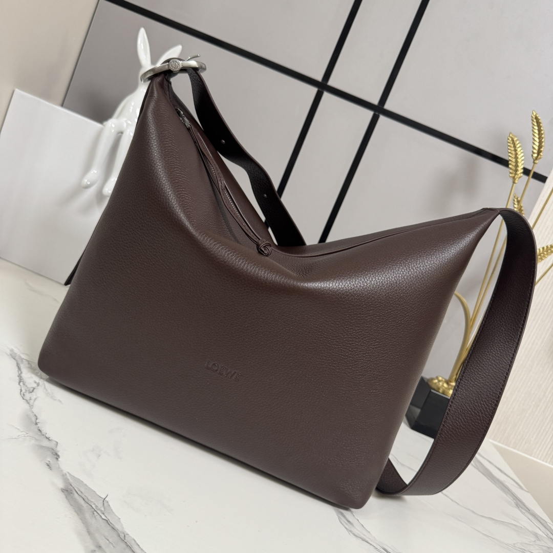 NO:919599,LOw's new soft grained cow leather Loop Hobo handbag presents soft fashion lines and smoothly fits the body shape. It is a spacious and soft handbag* that can easily adapt to the body shape. It can hold a 13-inch laptop, can be carried cross-body, and can be adjusted as a shoulder bag*. LOw webbing*zipper closure, cowhide zipper puller*an internal patch pocket. Fabric lining*LOw hot silver. size 45.5*17*31cm  Model 062660,,cowhide19860909LOw新款柔软粒面牛皮革Loop Hobo手袋 呈现柔软的流行线 流畅贴合体形 是一款宽敞且柔软的手袋*可轻松适应体形.可放13寸笔记本电脑,可斜挎、可肩包*调节里LOw织带*拉链开合,牛皮革拉链头*一个内部贴袋 织物衬里*LOw烫银. size45.5*17*31cm 型号062660,,cowhide,Bag