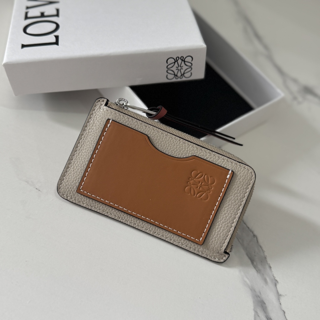 NO:919601,LOw contrasting color soft grain zipper cow leather card holder. There is an extra card pocket on the front*Four card slots*This card holder. Exquisite and practical. Hold change and various cards. One zipper compartment.*Anagram embossed. Model C00515 Size13*7.5CM, card holder, wallet and coin purse, wallets, cowhide19860909LOw对比色柔软粒面拉链牛皮革卡包.正面设有额外的卡袋*四个卡位*此卡包.精致、实用.放零钱及各类卡.一个拉链隔层.*Anagram 压纹.  型号C00515 Size13*7.5CM,卡包 钱夹及零钱包,wallets,cowhide,Bag