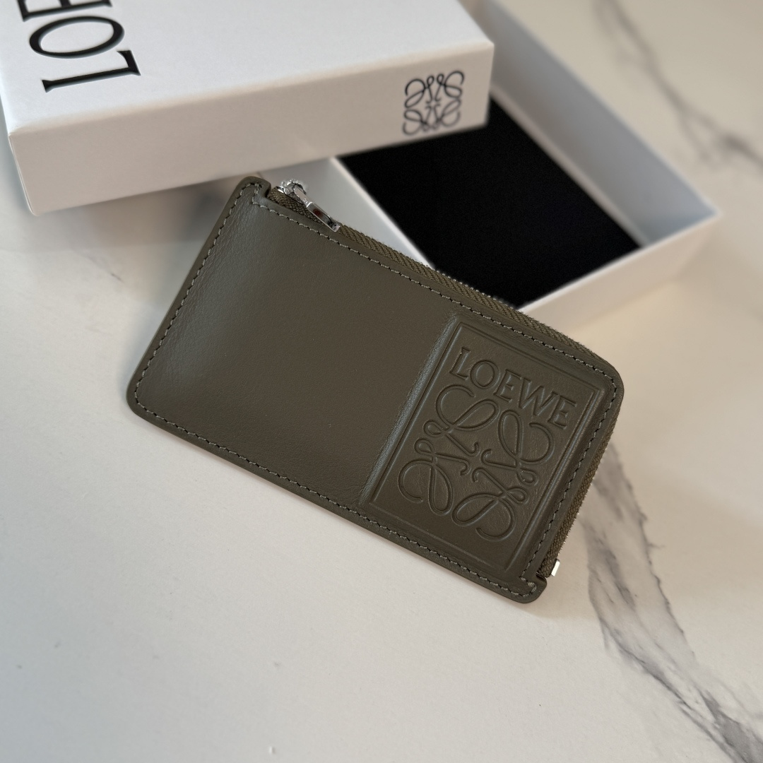 NO:919611,LOwLOw soft zipper cow leather card holder. There is an extra card pocket on the front*Four card slots*This card holder. Exquisite and practical. Hold change and various cards. One zipper compartment.*Anagram embossing. Model C00815 Size13*7.5CM, card holder, wallet and coin purse, wallets, cowhide19860909LOwLOw柔软拉链牛皮革卡包.正面设有额外的卡袋*四个卡位*此卡包.精致、实用.放零钱及各类卡.一个拉链隔层.*Anagram 压纹.  型号C00815 Size13*7.5CM,卡包 钱夹及零钱包,wallets,cowhide,Bag
