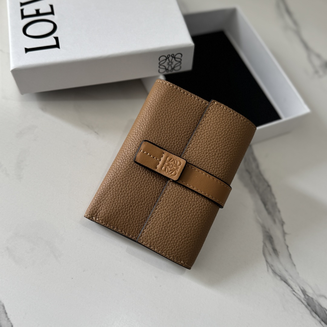 NO:919614,LOw soft grain zipper cow leather card holder. There is an extra card pocket on the front*Four card slots*This card holder. Exquisite and practical. Hold change and various cards. One zipper compartment.*Anagram embossed. Model D00126 Size12*2.5*7.5CM, card holder, wallet and coin purse, wallets, cowhide19860909LOw柔软粒面拉链牛皮革卡包.正面设有额外的卡袋*四个卡位*此卡包.精致、实用.放零钱及各类卡.一个拉链隔层.*Anagram 压纹.  型号D00126 Size12*2.5*7.5CM,卡包 钱夹及零钱包,wallets,cowhide,Bag