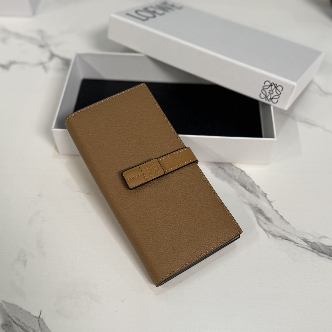 NO:919617,LOwLOw Contrast color soft grain zipper cow leather card holder. There is an additional card pocket on the front*Four card slots*This card holder. Exquisite and practical. Hold change and various cards. One zipper compartment.*Anagram embossed. Model C00231 Size17.2*9CM, card holder, wallet and coin purse, wallets, cowhide19860909LOwLOw对比色柔软粒面拉链牛皮革卡包.正面设有额外的卡袋*四个卡位*此卡包.精致、实用.放零钱及各类卡.一个拉链隔层.*Anagram 压纹.  型号C00231 Size17.2*9CM,卡包 钱夹及零钱包,wallets,cowhide,Bag