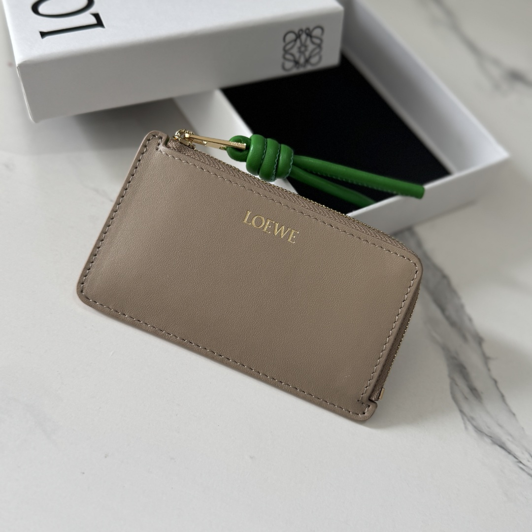 NO:919610,LOw glossy nappa cow leather card holder. Four card slots * zipper compartment * contrasting color rope zipper puller. contrasting color cow leather lining. Model D00315 Size13*7.5CM, card holder, wallet and coin purse, wallets, cowhide19860909LOw亮面纳帕牛皮革卡包.四个卡位*拉链隔层*对比色绳结拉链头.对比色牛皮革衬里. 型号D00315 Size13*7.5CM,卡包 钱夹及零钱包,wallets,cowhide,Bag