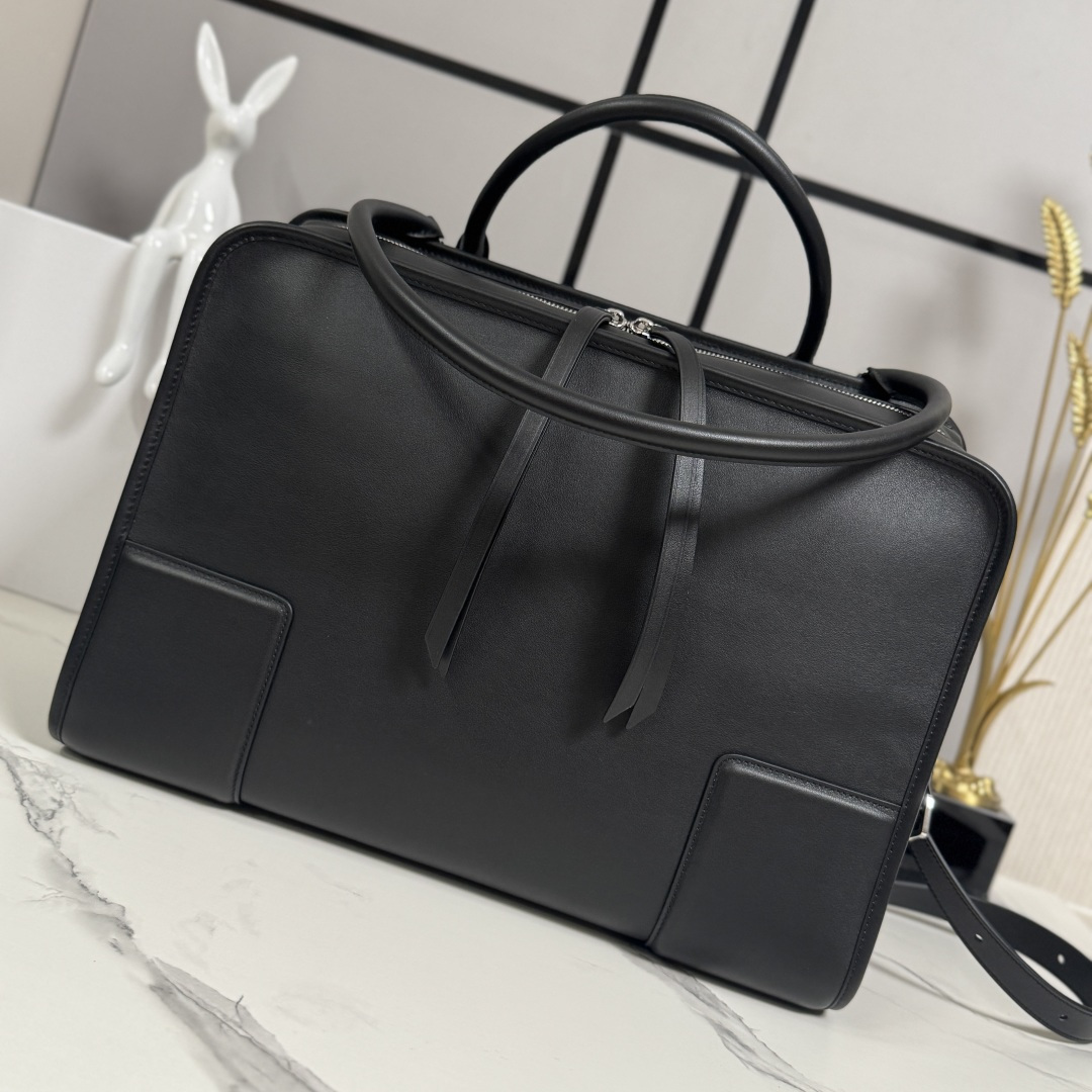 NO:919651,LOw Extra Large Calfskin Amazona 180 reinterprets LOEWE's legendary bag in a relaxed silhouette with a single top handle. The bag has an open design and the main compartment is secured with a hidden buckle. Comes with a detachable shoulder and crossbody strap for a practical style. This oversized version is made from cowhide leather. Three ways to carry short handles, detachable shoulder and crossbody straps Zipper with two leather zipper pulls  Two compartments, main compartment with magnetic closure Internal flat pocket Left D-ring for customization Suede and Nappa sheepskin lining LOE*WE hot stamping or silver, Double L embossed brand logo. Model BD600 size: 40*16*31CM, new Amazon handbags new     Goya briefcase, loewe,cowhide,sheepskin19860909LOw超大号牛皮革 Amazona 180 重新诠释 LOEWE 传奇手袋,呈现休闲廓形,搭配单一顶部提手.手袋采用开放式设计,主隔层以隐藏扣固定.搭配可拆卸肩背和斜挎背带,打造实用风格.此超大号版本采用牛皮革制成. 三种携带方式短提手、可拆卸肩背和斜挎背带 拉链配有两个皮革拉链头 两个隔层,主隔层以磁扣开合 内部扁平口袋 左侧 D 形环可定制 绒面革和纳帕羊皮革衬里 LOE*WE 烫金或烫银,Double L 压纹品牌标志. 型号BD600size:40*16*31CM,新款Amazona手袋新款    Goya公文包,loewe,cowhide,she,Bag