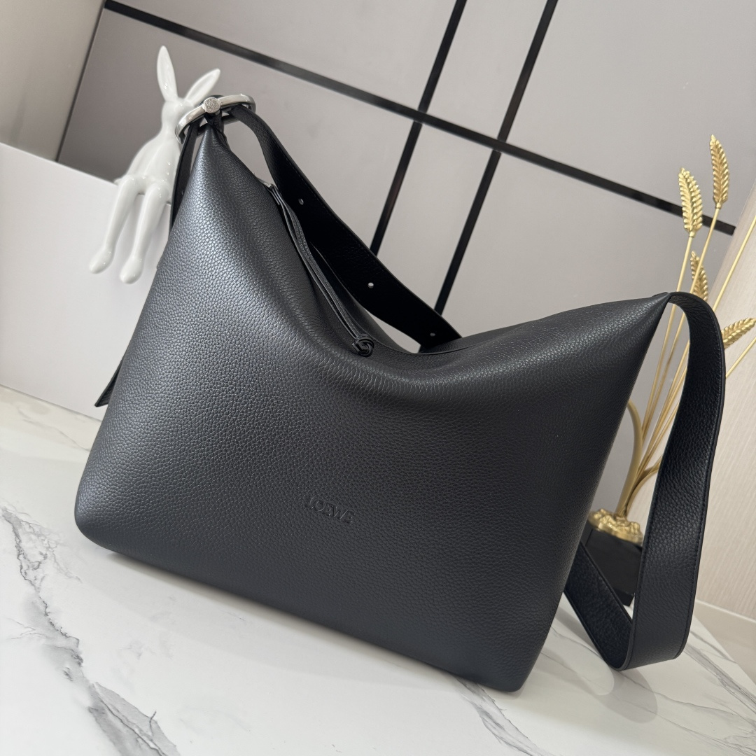 NO:919660,LOw's new soft grained cow leather Loop Hobo handbag presents soft fashion lines and smoothly fits the body shape. It is a spacious and soft handbag* that can easily adapt to the body shape. It can hold a 13-inch laptop, can be carried cross-body, and can be adjusted as a shoulder bag*. LOw webbing*zipper closure, cowhide zipper puller*an internal patch pocket. Fabric lining*LOw hot silver. size 45.5*17*31cm  Model 062660, men’s messenger bag, cowhide19860909LOw新款柔软粒面牛皮革Loop Hobo手袋 呈现柔软的流行线 流畅贴合体形 是一款宽敞且柔软的手袋*可轻松适应体形.可放13寸笔记本电脑,可斜挎、可肩包*调节里LOw织带*拉链开合,牛皮革拉链头*一个内部贴袋 织物衬里*LOw烫银. size45.5*17*31cm 型号062660,男款邮差包,cowhide,Bag