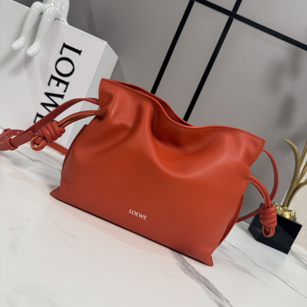 NO:919659,Lw new version Nappa cowhide leather Flamenco lucky bag clutch. It is tightened with a drawstring and tied with the iconic coiled knot. Made of high-quality soft calfskin. The Flamenco can hold, for example, a small wallet, mobile phones of all sizes or an A5 notebook* 0.5 liter capacity bottle and sunglasses* 'Shoulder' to wear cross-body or in hand* Detachable and adjustable shoulder strap* Plain magnetic buckle closure  *Low-profile magnetic buckle closure*Golden suede lining lo*ewe hot stamping or hot silver Model 262355 Size: 23*18*9cm (with full set of packaging), Flamenco lucky bag (small size), wallets, handbag, cowhide19860909Lw 新版本 纳帕牛皮革Flamenco 福袋手拿包 采用拉绳收紧 并打上标志性的盘绕结 选用优质柔软小牛皮 Flamenco可以容纳例如一只小号钱包,所有尺寸的手机或一本A5的笔记本* 0.5升的容量的瓶子和太阳镜*“肩背 ”斜挎或手拿*可拆卸和可调式肩带*朴素的磁扣开合 *低调的磁扣开合*金色绒面革衬里lo*ewe烫金或烫银 型号262355 Size:23*18*9cm（配全套包装）,Flamenco福袋（小号）,wallets,handbag,cowhide,Bag