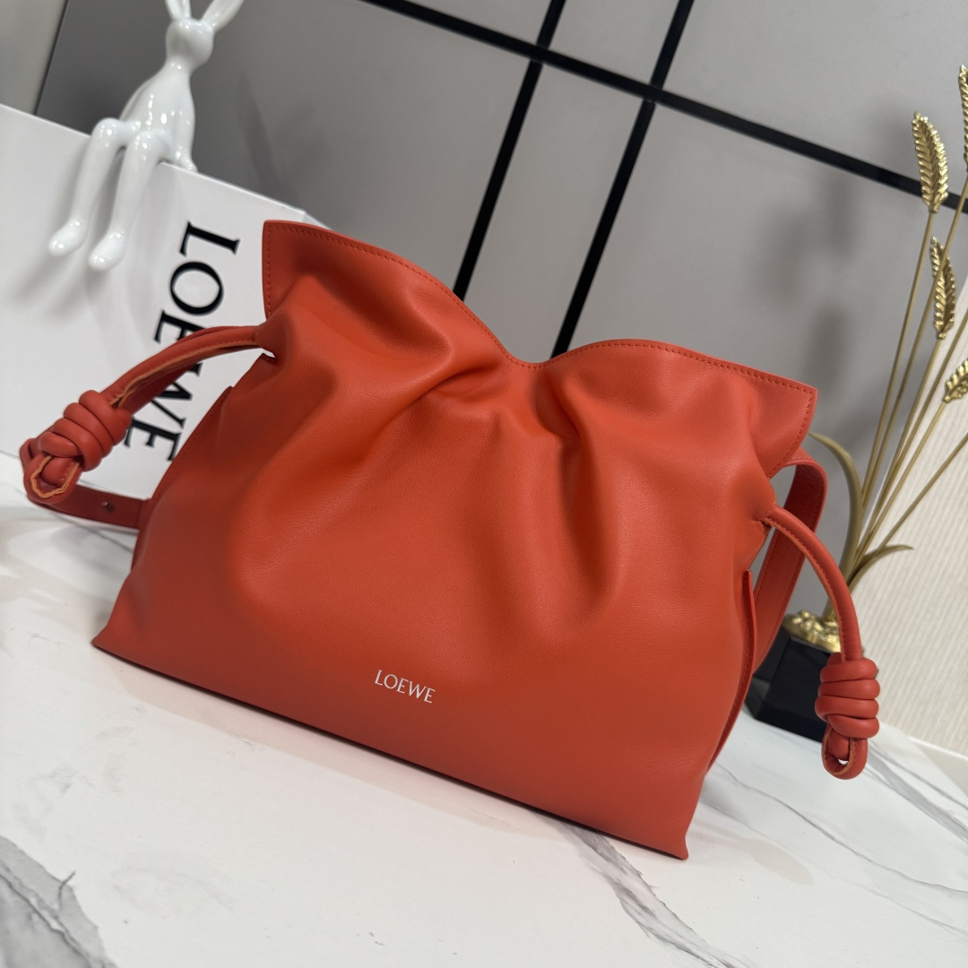 NO:919668,Lw New version of the Nappa cow leather Flamenco lucky bag clutch is fastened with a drawstring and tied with the signature coiled knot. This version is made of Nappa cow leather. The Flamenco can hold, for example, a large wallet, all sizes of mobile phones  Or an A5 notebook *0.5 liter bottle and sunglasses case *Shoulder, cross-body or hand carry *Detachable and adjustable shoulder strap *Low-profile magnetic closure *Golden suede lining lo*ewe hot stamping or hot silver Model 262386 Size: 30*24.5*10.5cm (with full set of packaging), Flamenco lucky bag (medium size), wallets, handbag, cowhide19860909Lw 新版本 纳帕牛皮革Flamenco 福袋手拿包采用拉绳收紧 并打上标志性的盘绕结.此版本采用纳帕牛皮革制成Flamenco可以容纳例如一只大号钱包,所有尺寸的手机 或一本A5笔记本*0.5升的瓶子和太阳镜盒*肩背、斜挎或手拿*可拆卸可调节肩带*低调的磁扣开合*金色绒面革衬里lo*ewe烫金或烫银 型号262386 Size:30*24.5*10.5cm（配全套包装）,Flamenco福袋（中号）,wallets,handbag,cowhide,Bag