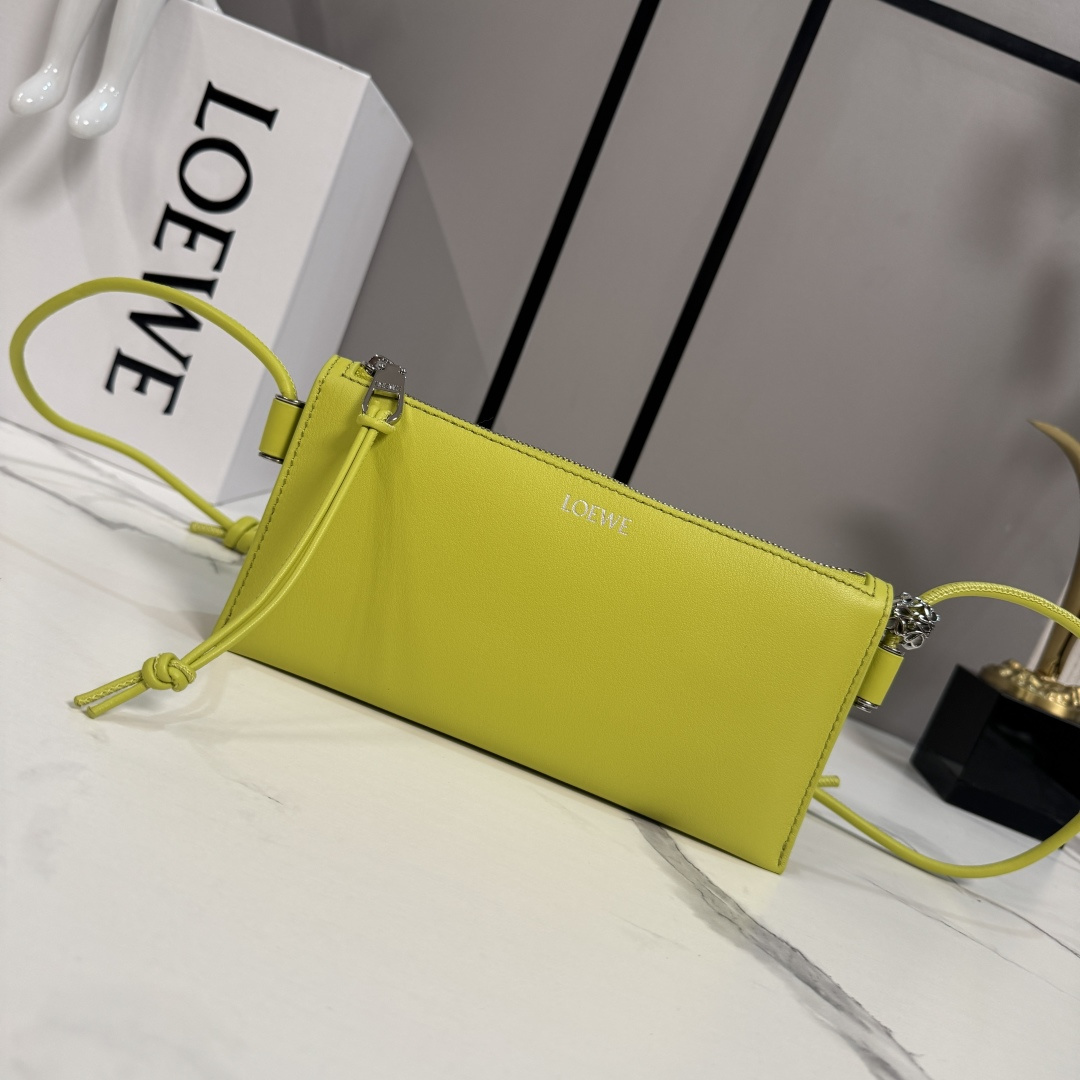 NO:919669,LOw nappa cow leather Joya clutch bag with gusset design, tubular shoulder strap and personalized accessories. *Can be worn cross-body or on the shoulder *Adjustable shoulder strap *Zipper closure, cow leather zipper puller *Golden suede lining *LO**EWE hot stamping or hot silver. size: 22*6*11CM Model 262544 (with box), new women's Joya clutch, handbag, cowhide19860909LOw纳帕牛皮革Joya手拿包 采用角撑设计、管状肩带和个性化配饰.*可斜挎或肩背*可调节肩带*拉链开合,牛皮革拉链头*金色绒面革衬丽*LO**EWE烫金或烫银. size:22*6*11CM 型号262544（配盒),新款 女款Joya手拿包,handbag,cowhide,Bag
