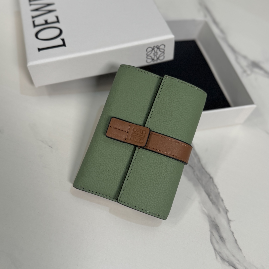 NO:919673,LOw soft grain zipper cow leather card holder. There is an extra card pocket on the front*Four card slots*This card holder. Exquisite and practical. Hold change and various cards. One zipper compartment.*Anagram embossed. Model D00126 Size12*2.5*7.5CM, card holder, wallet and coin purse, wallets, cowhide19860909LOw柔软粒面拉链牛皮革卡包.正面设有额外的卡袋*四个卡位*此卡包.精致、实用.放零钱及各类卡.一个拉链隔层.*Anagram 压纹.  型号D00126 Size12*2.5*7.5CM,卡包 钱夹及零钱包,wallets,cowhide,Bag