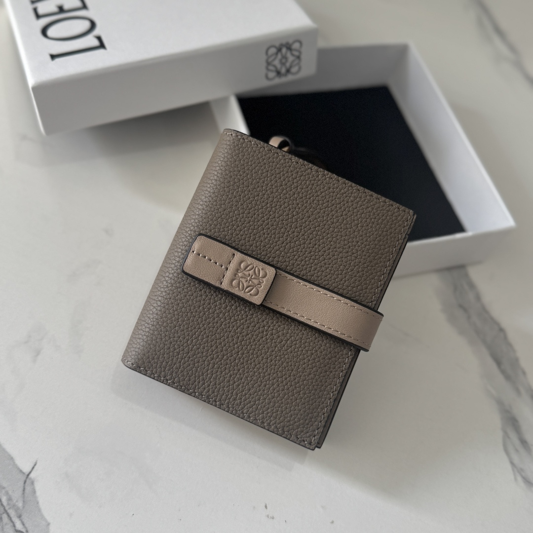 NO:919690,LOw soft grain zipper cow leather card holder. *Six card slots* This card holder is practical. Hold change and various cards. One zipper coin compartment.. Cow leather zipper snap closure. Cow leather lining Anagram embossing. Model D01226 Size11*2.5*9CM, card holder, wallet and coin purse, wallets, cowhide19860909LOw柔软粒面拉链牛皮革卡包.*六个卡位*此卡包.实用.放零钱及各类卡.一个拉链硬币隔层..牛皮革拉链按扣开合.牛皮革衬里Anagram 压纹.  型号D01226 Size11*2.5*9CM,卡包 钱夹及零钱包,wallets,cowhide,Bag