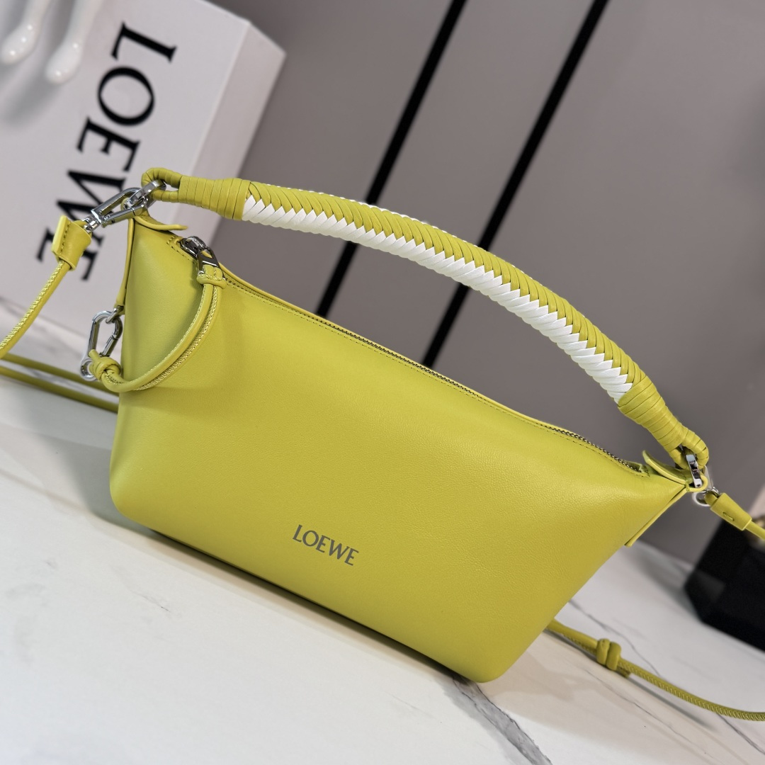 NO:919716,LOw mini soft nappa cow leather Cala handbag, versatile style, with hand-woven leather handles and detachable tubular leather straps. This version is made of soft nappa cow leather *smooth and soft to the touch. can be worn cross-body, shoulder or hand carry *leather lining *zipper closure, with hook closure *cow leather zipper pull *gold *LO**EWE embossed. size: 26*10*13CM (handle height 12CM)  Model 262616 (with box), new     Cala handbag, cowhide19860909LOw迷你柔软纳帕牛皮革Cala手袋 造型百搭 搭配手工编制皮革提手和可拆管状皮革饰带.此版本采用柔软纳帕牛皮革制成 *触感光滑柔软.可斜挎或肩背或者手提*皮革衬里*拉链开合,附钩扣*牛皮革拉链头*金色*LO**EWE压纹. size:26*10*13CM（提手高度12CM） 型号262616（配盒),新款    Cala手袋,c,Bag