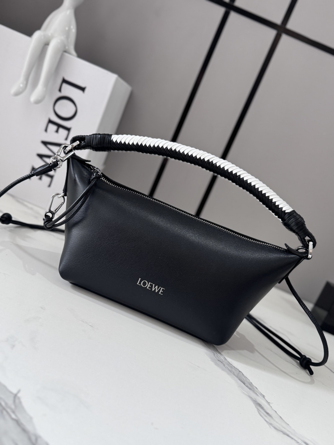 NO:919720,LOw mini soft nappa cow leather Cala handbag, versatile style, with hand-woven leather handles and detachable tubular leather straps. This version is made of soft nappa cow leather *smooth and soft to the touch. can be worn cross-body, shoulder or hand carry *leather lining *zipper closure, with hook closure *cow leather zipper pull *gold *LO**EWE embossed. size: 26*10*13CM (handle height 12CM)  Model 262616 (with box), new     Cala handbag, cowhide19860909LOw迷你柔软纳帕牛皮革Cala手袋 造型百搭 搭配手工编制皮革提手和可拆管状皮革饰带.此版本采用柔软纳帕牛皮革制成 *触感光滑柔软.可斜挎或肩背或者手提*皮革衬里*拉链开合,附钩扣*牛皮革拉链头*金色*LO**EWE压纹. size:26*10*13CM（提手高度12CM） 型号262616（配盒),新款    Cala手袋,c,Bag