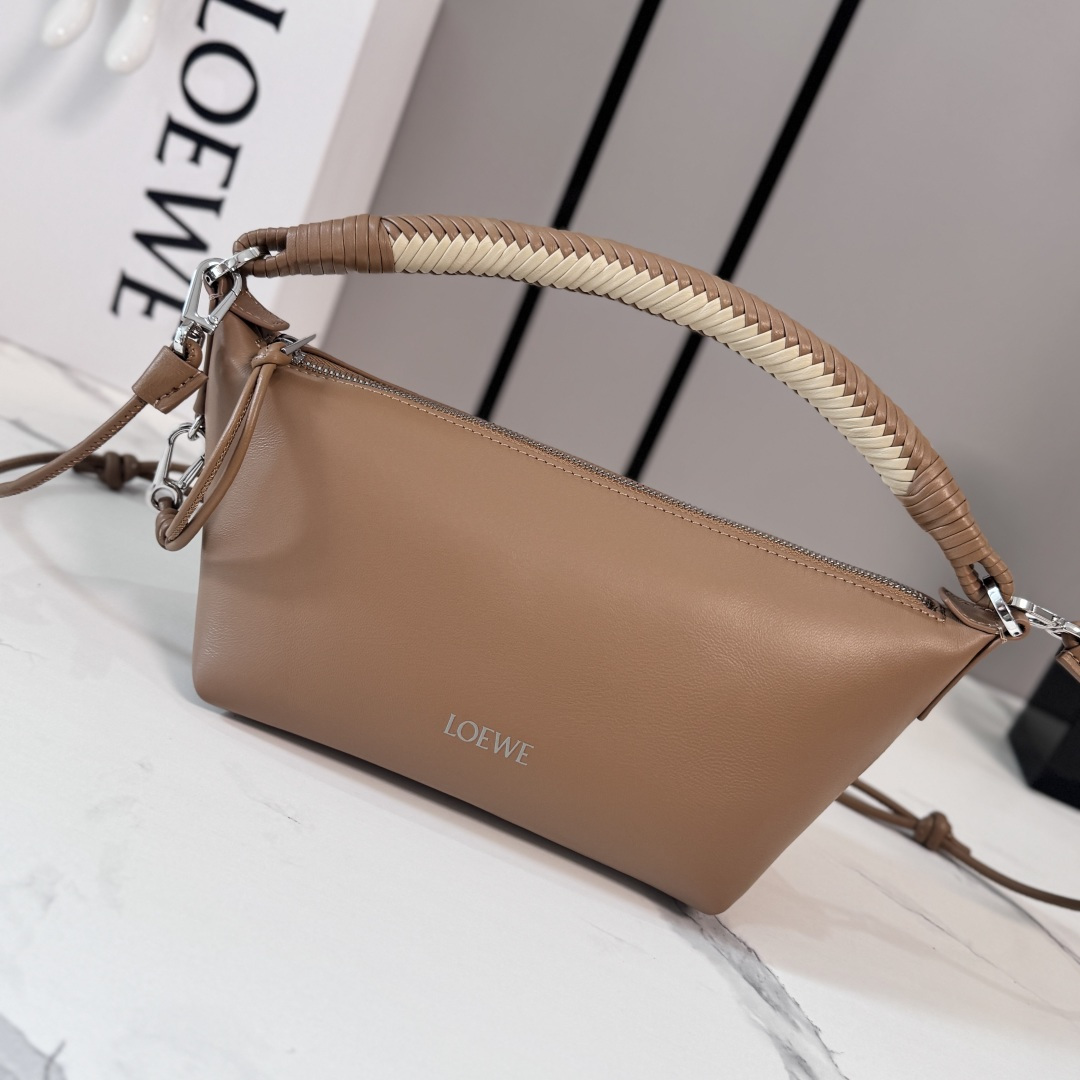 NO:919722,LOw mini soft nappa cow leather Cala handbag, versatile style, with hand-woven leather handles and detachable tubular leather straps. This version is made of soft nappa cow leather *smooth and soft to the touch. can be worn cross-body, shoulder or hand carry *leather lining *zipper closure, with hook closure *cow leather zipper pull *gold *LO**EWE embossed. size: 26*10*13CM (handle height 12CM)  Model 262616 (with box), new     Cala handbag, cowhide19860909LOw迷你柔软纳帕牛皮革Cala手袋 造型百搭 搭配手工编制皮革提手和可拆管状皮革饰带.此版本采用柔软纳帕牛皮革制成 *触感光滑柔软.可斜挎或肩背或者手提*皮革衬里*拉链开合,附钩扣*牛皮革拉链头*金色*LO**EWE压纹. size:26*10*13CM（提手高度12CM） 型号262616（配盒),新款    Cala手袋,c,Bag