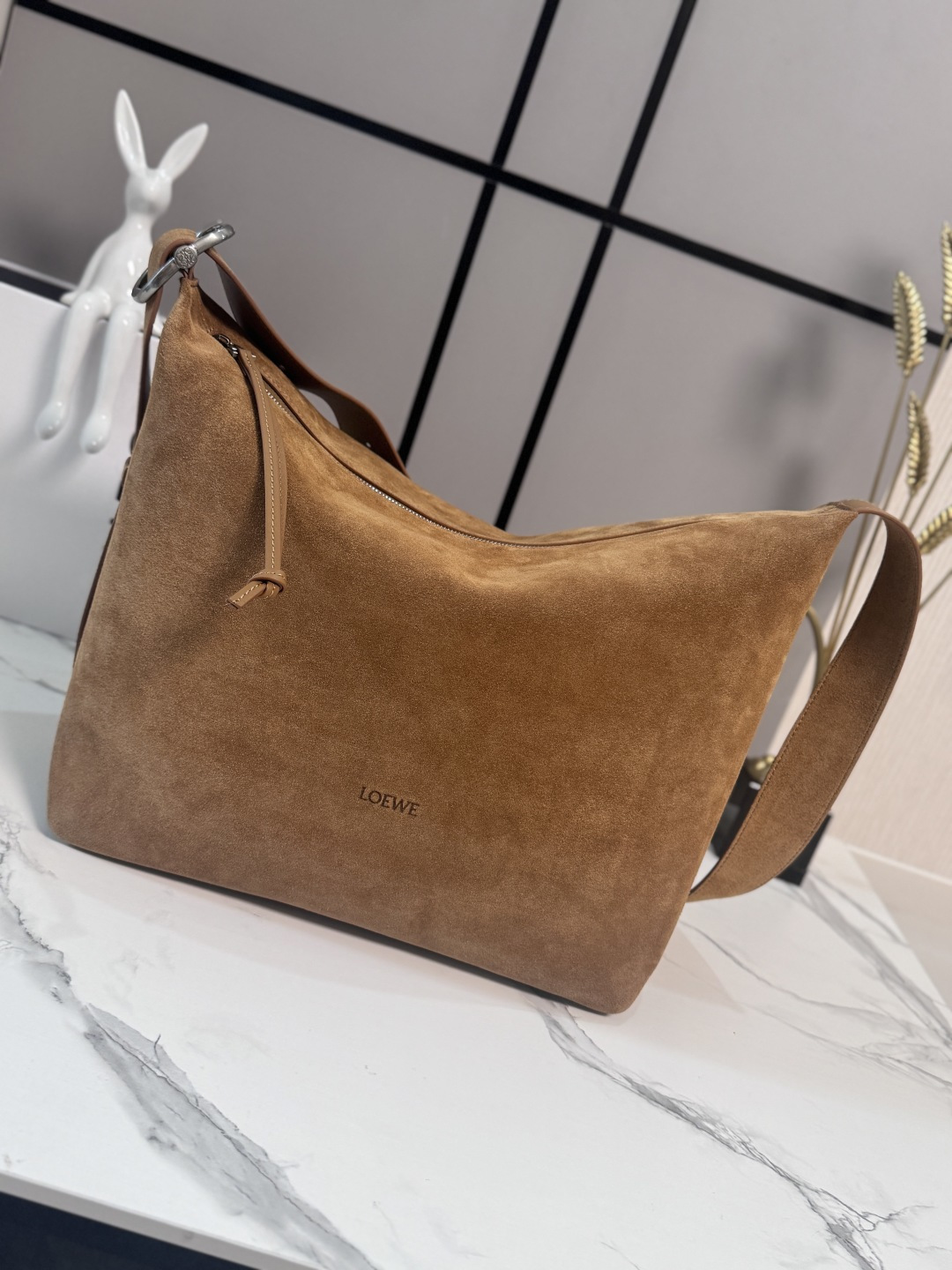 NO:919728,LOw's new large suede cow leather Loop Hobo handbag features soft fashion lines that can smoothly fit the body shape. The loop strap can be adjusted with the iconic buckle for flexibility. This version is made of soft suede cow leather. It can be carried on the shoulder or as a crossbody bag. *Adjustable shoulder strap *Zip closure, cowhide zipper pull *An internal patch pocket. Fabric lining size 45.5*17*31CM  Model 062660, men's messenger bags, satchels, crossbody bags, cowhide19860909LOw新款大号绒面牛皮革Loop Hobo 手袋呈现柔软的流行线,可流畅贴合体形.环带可通过标志性搭扣进行调整,灵活多变.此版本采用柔软绒面牛皮革制成.可肩背或 斜挎包.*调节肩带*拉链开合,牛皮革拉链头*一个内部贴袋.织物衬里 size45.5*17*31CM 型号062660,男款邮差包,satchels,crossbody bags,cowhide,Bag
