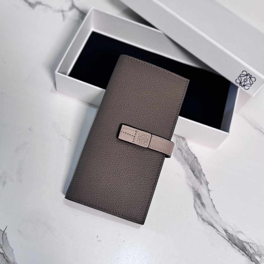 NO:919710,LOwLOw Contrast color soft grain zipper cow leather card holder. There is an additional card pocket on the front*Four card slots*This card holder. Exquisite and practical. Hold change and various cards. One zipper compartment.*Anagram embossed. Model C00231 Size17.2*9CM, card holder, wallet and coin purse, wallets, cowhide19860909LOwLOw对比色柔软粒面拉链牛皮革卡包.正面设有额外的卡袋*四个卡位*此卡包.精致、实用.放零钱及各类卡.一个拉链隔层.*Anagram 压纹.  型号C00231 Size17.2*9CM,卡包 钱夹及零钱包,wallets,cowhide,Bag