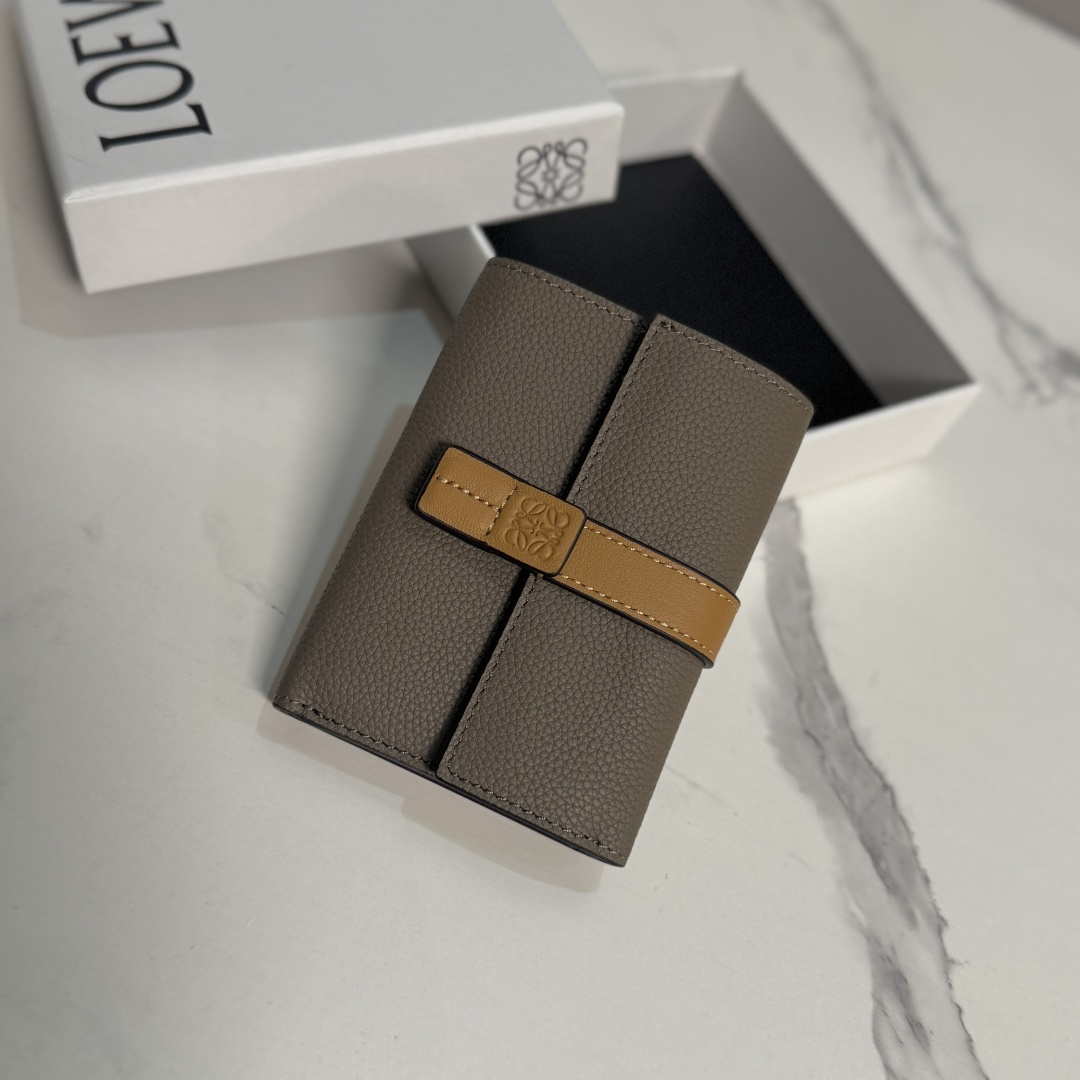 NO:919713,LOw soft grain zipper cow leather card holder. There is an extra card pocket on the front*Four card slots*This card holder. Exquisite and practical. Hold change and various cards. One zipper compartment.*Anagram embossed. Model D00126 Size12*2.5*7.5CM, card holder, wallet and coin purse, wallets, cowhide19860909LOw柔软粒面拉链牛皮革卡包.正面设有额外的卡袋*四个卡位*此卡包.精致、实用.放零钱及各类卡.一个拉链隔层.*Anagram 压纹.  型号D00126 Size12*2.5*7.5CM,卡包 钱夹及零钱包,wallets,cowhide,Bag