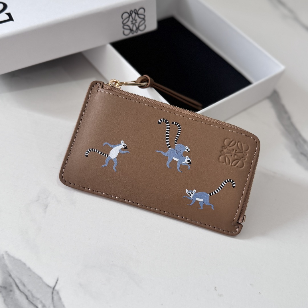 NO:919737,LOw classic cow leather Cats coin card holder. *Knotted zipper pull, all decorated with 3D effect cats, the other side is decorated with letter print. The card holder is inspired by Louis Wain's Futurist Cats ceramic vase series. Four card slots * this card holder. Practical. For change and various cards. One coin compartment. Zipper closure. Cow leather lining with Anagram embossing. Model C00718 Size13*7.5CM, card holder  Wallet and coin purse,louis vuitton,wallets,cowhide19860909LOw经典牛皮革Cats硬币卡包.*绳结拉链头,满饰3D效果小猫,另一面饰有字母印花.卡包灵感源自Louis Wain的Futurist Cats 陶瓷花瓶系列.四个卡位*此卡包.实用.放零钱及各类卡.一个硬币隔层.拉链开合.牛皮革衬里Anagram 压纹.  型号C00718 Size13*7.5CM,卡包 钱夹及零钱包,louis vuitton,wallets,cowhide,Bag