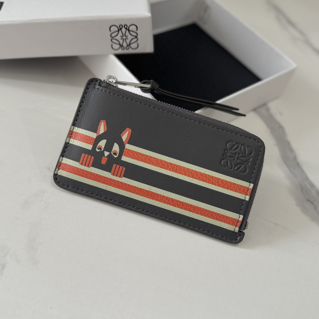 NO:919738,LOw classic cow leather Futurist Cat coin card holder. * Knot zipper pull, decorated with two-tone stripes, leather inlaid Futurist Cat pattern, letter print on the other side. The card holder is inspired by Louis Wain's Futurist Cats ceramic vase series. Four card slots* This card holder is practical. Hold change and various cards. One coin compartment. Zipper closure. Cow leather lining with Anagram embossing. Model C00718  Size13*7.5CM, card holder, wallet and coin purse, louis vuitton, wallets, cowhide19860909LOw经典牛皮革Futurist Cat硬币卡包.*绳结拉链头,饰有双色条纹,皮革镶嵌Futurist Cat图案,另一面饰有字母印花.卡包灵感源自Louis Wain的Futurist Cats 陶瓷花瓶系列.四个卡位*此卡包.实用.放零钱及各类卡.一个硬币隔层.拉链开合.牛皮革衬里Anagram 压纹.  型号C00718 Size13*7.5CM,卡包 钱夹及零钱包,louis vuitton,wallets,cowhide,Bag