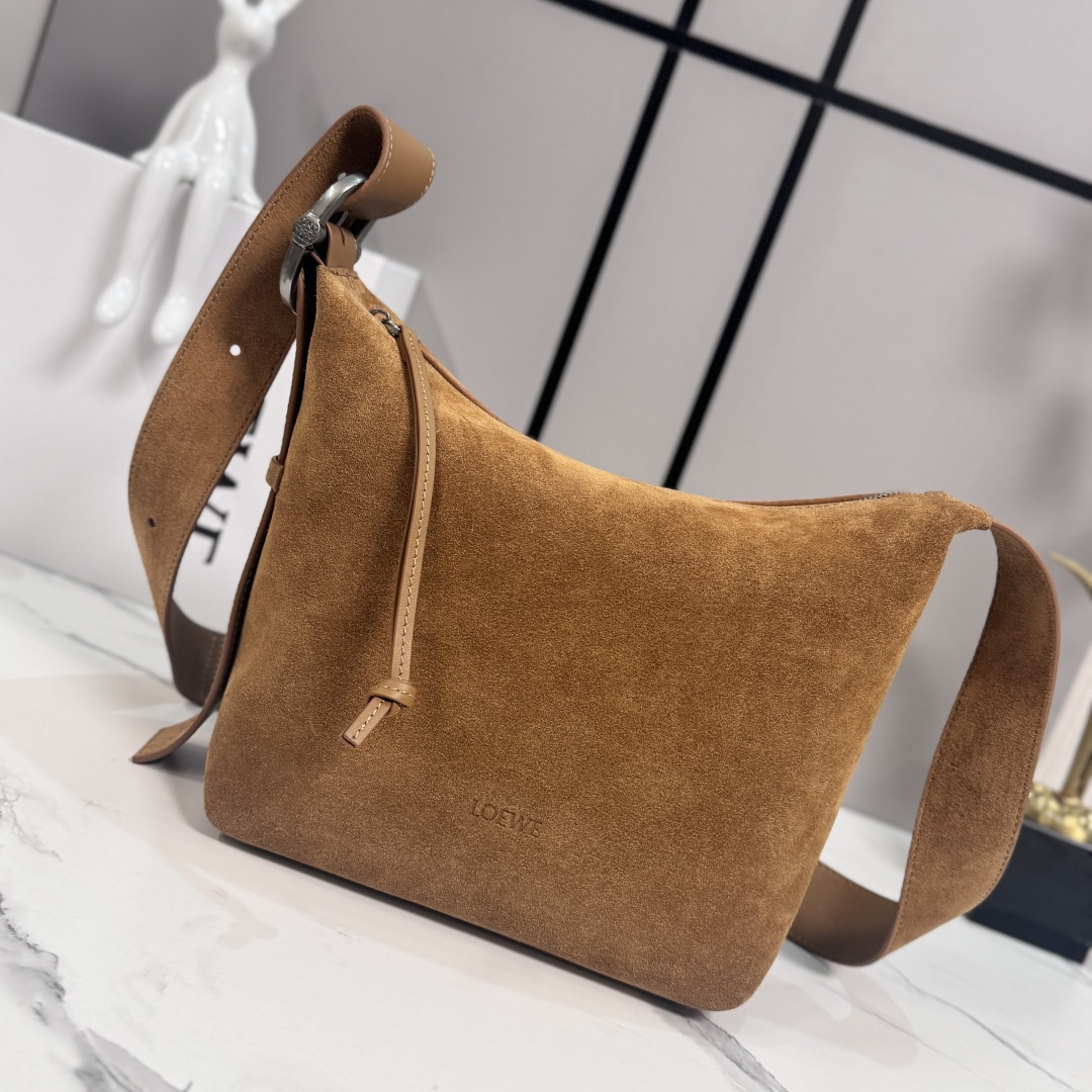 NO:919740,LOw's new medium-sized suede cow leather Loop Hobo handbag features soft trend lines that can smoothly fit the body shape. The loop strap can be adjusted with the iconic buckle for flexibility. This version is made of soft suede cow leather. Can be carried on the shoulder or crossbody. *Adjustable shoulder strap *Zip closure, cowhide zipper pull *An internal patch pocket. Fabric lining LOE**WE embossed. size26*13*24.5CM  Model 652561 (with box), men's messenger bag, loewe, satchels, crossbody bags, cowhide19860909LOw新款中号绒面牛皮革Loop Hobo 手袋呈现柔软的流行线,可流畅贴合体形.环带可通过标志性搭扣进行调整,灵活多变.此版本采用柔软绒面牛皮革制成.可肩背或 斜挎包.*调节肩带*拉链开合,牛皮革拉链头*一个内部贴袋.织物衬里LOE**WE压纹. size26*13*24.5CM 型号652561（配盒）,男款邮差包,loewe,satchels,crossbody bags,cowhide,Bag