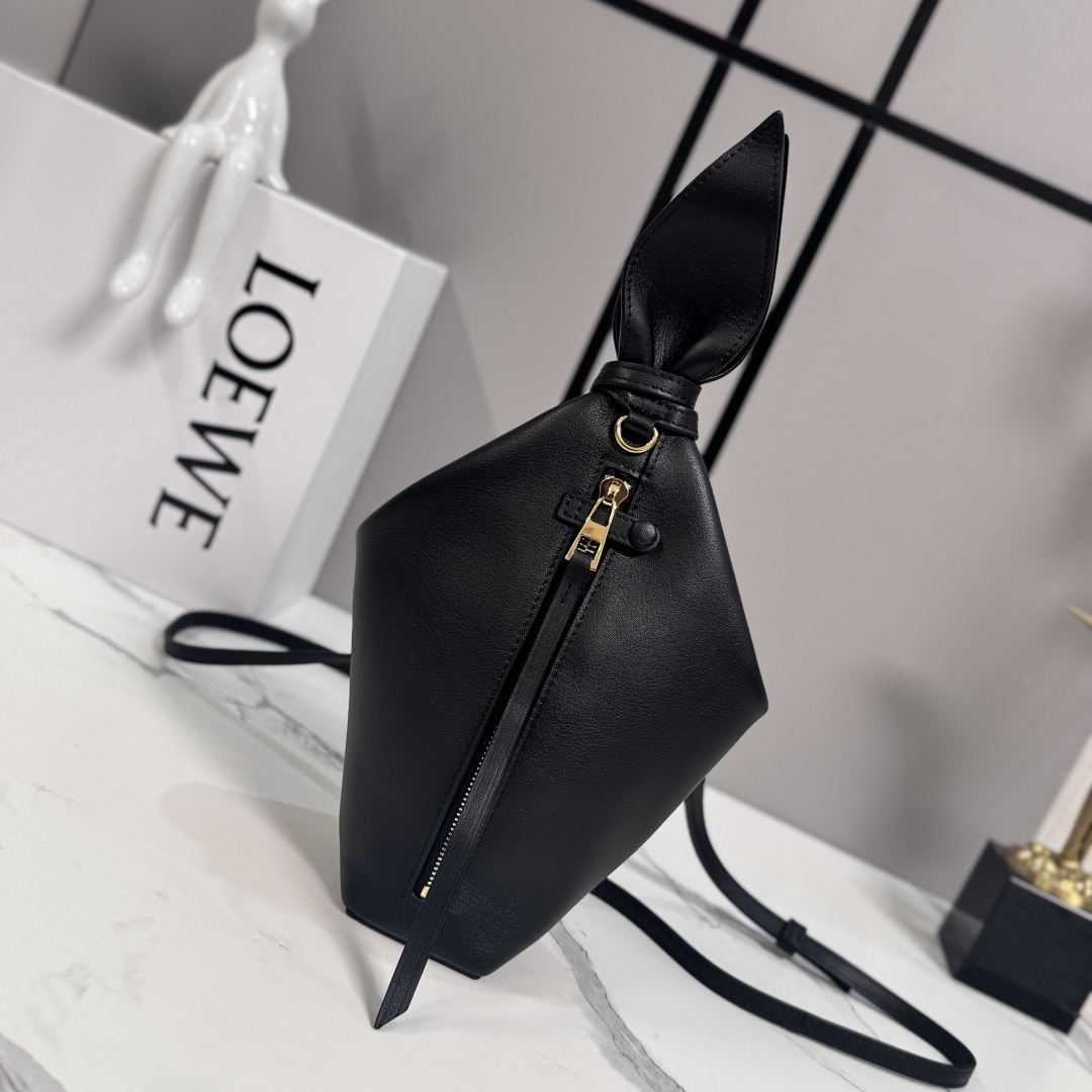 NO:919723,The LOw Smooth Cow Leather Scarf Backpack is constructed from two elegantly joined fabrics to create a fun package shape. The sliding adjustable shoulder strap provides a variety of carrying methods, and can also be removed and replaced with a customizable wrist strap. This version is made of smooth cow leather. Can be worn on the shoulder, cross-body or handbag. Zipper with leather zipper pull and snap button *Cowhide leather zipper puller *LOE**WE hot stamping or silver. Model BA602  Size9.5*18*22.5cm (with box), new style     Scarf bag, loewe, backpacks, cowhide19860909LOw光滑牛皮革Scarf背包 由两片优雅系合的布料构成,打造饶富趣味的包裹造型.滑动式可调节背带提供多种携带方式,亦可拆下并另以可定制腕带替换.此版本采用光滑牛皮革制成.可肩背.斜挎或手提·拉链搭配皮革拉链头和按扣*牛皮革拉链头*LOE**WE烫金或烫银.  型号BA602 Size9.5*18*22.5cm（配盒）,新款    Scarf包,loewe,backpacks,c,Bag
