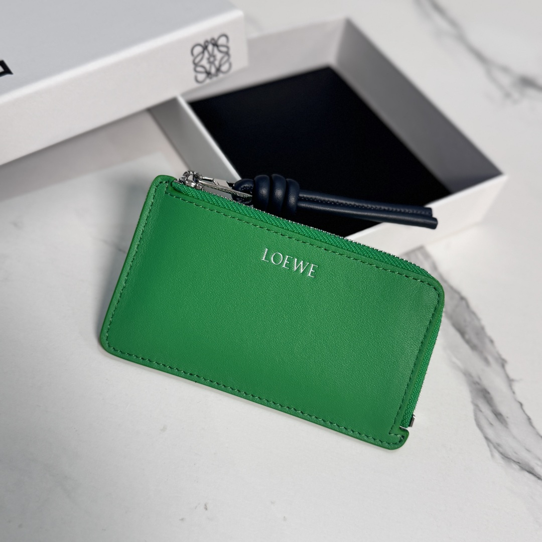 NO:939513,LOw glossy nappa cow leather card holder. Four card slots * zipper compartment * contrasting color rope zipper puller. contrasting color cow leather lining. Model D00315 Size13*7.5CM, card holder, wallet and coin purse, wallets, cowhide19860909LOw亮面纳帕牛皮革卡包.四个卡位*拉链隔层*对比色绳结拉链头.对比色牛皮革衬里. 型号D00315 Size13*7.5CM,卡包 钱夹及零钱包,wallets,cowhide,Bag