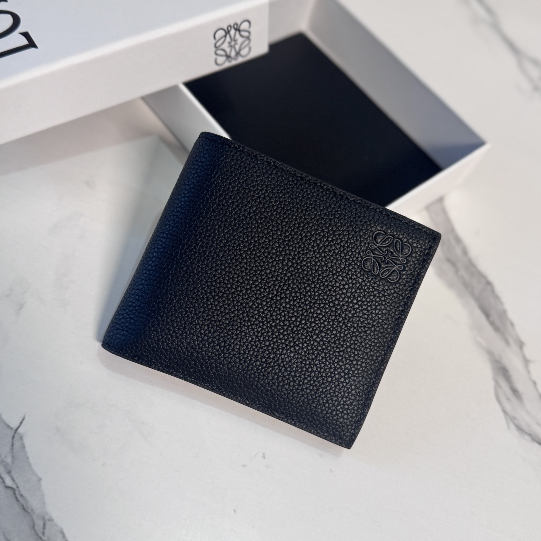 NO:939512,LOw soft grained cow leather uzzle bifold wallet with unique geometric pattern. This version is made of soft grained cow leather *Eight card slots*Two large bill pockets *Two flat pockets*Cow leather lining*Anagram embossed Model D01524 Size11*1.8*9.9CM,Card holder Wallet and coin purse,wallets,cowhide19860909LOw柔软粒面牛皮革uzzle双折钱包 采用独特的几何图案 .此版本采用柔软粒面牛皮革制成 *八个卡位*两个大号纸币口袋 *两个扁平口袋*牛皮革衬里*Anagram 压纹 型号D01524 Size11*1.8*9.9CM,卡包 钱夹及零钱包,wallets,cowhide,Bag