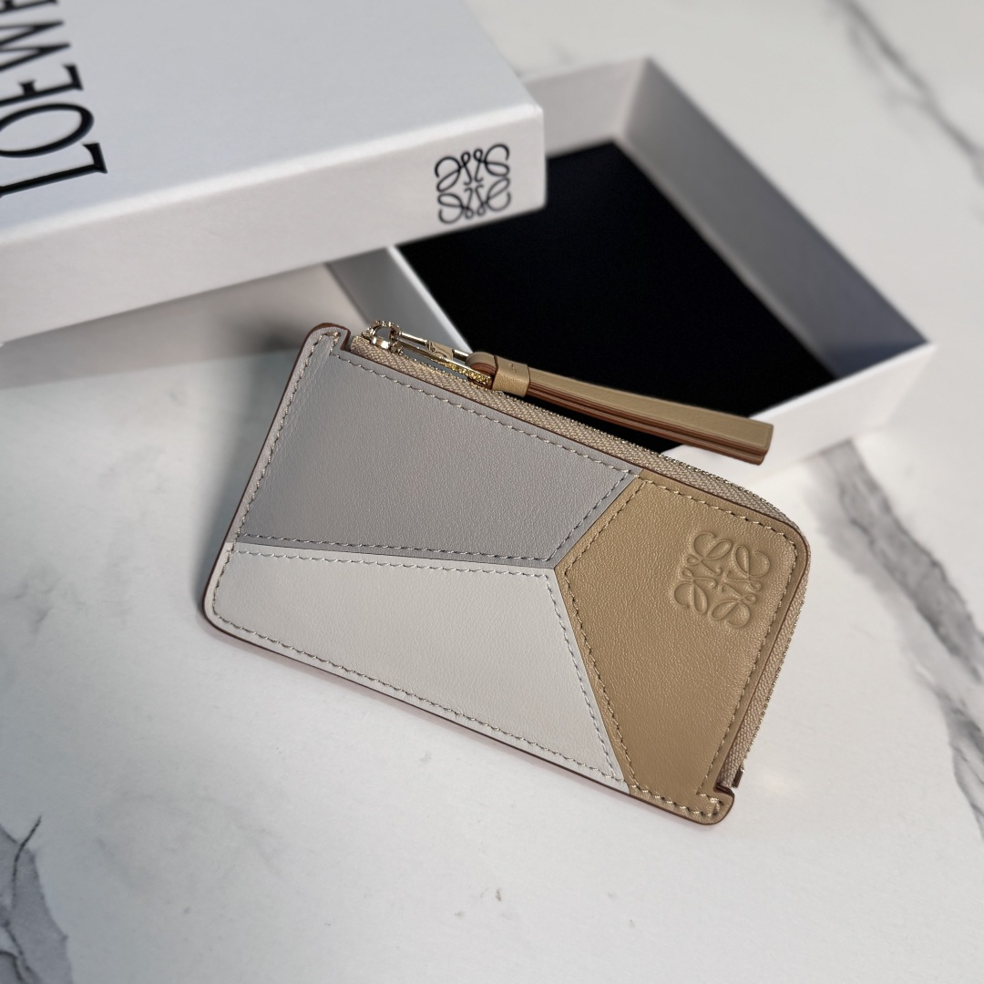 NO:939516,LOw classic cow leather uzzle coin card holder with unique geometric pattern. This version is made of contrasting classic calfskin *Four card slots*One zippered coin compartment *Cow leather zipper puller*Cow leather lining*Anagram embossed Model C01015 Size13*7.5CM, Card holder Wallet and coin purse, wallets, cowhide19860909LOw经典牛皮革uzzle硬币卡包 采用独特的几何图案 .此版本采用对比色经典小牛皮制成 *四个卡位*一个拉链硬币隔层 *牛皮革拉链头*牛皮革衬里*Anagram 压纹 型号C01015 Size13*7.5CM,卡包 钱夹及零钱包,wallets,cowhide,Bag