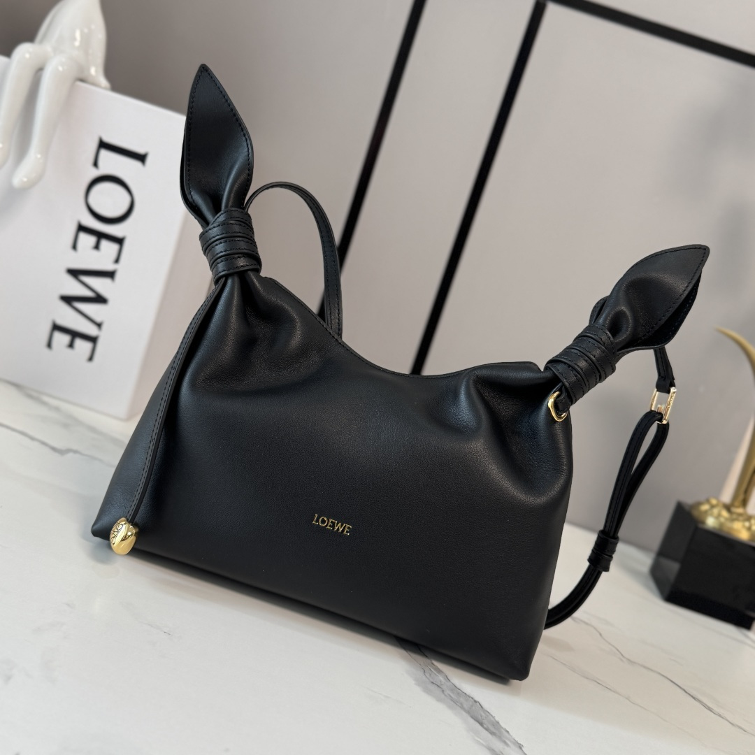 NO:939528,LOw mini scarf bag in smooth calfskin Made from two pieces of fabric, elegantly tied with leather knots and embellished with the new twisted pebble signature. The silhouette is simple and chic, full of feminine charm, reminiscent of a knotted scarf. This mini version is made of smooth calfskin. Adjustable leather shoulder strap * handle, shoulder or crossbody * magnetic closure * suede lining * engraved Anagram pebble LOE**WE hot stamping or silver. Model BA604  Size24.5*6*14.5CM (with full set of packaging), new style     Scarf bag, loewe, cowhide19860909LOw迷你光滑牛皮革Scarf手袋 由两片布料构成,透过皮革绳结优雅系合,并饰有全新扭曲效果pebble标志.廓形简洁别致且充满柔美魅力,让人不禁联想系结围巾.此迷你版本采用光滑牛皮革制成.可调节皮革肩带*提手,肩背或斜挎*磁扣开合*绒面革衬里*镌刻Anagram pebble LOE**WE烫金或烫银. 型号BA604 Size24.5*6*14.5CM（配全套包装）,新款    Scarf包,loewe,c,Bag