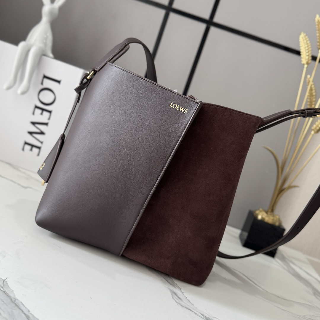 NO:939562,LOw medium calf leather nubuck Bilbao trapezoidal bucket bag presents a simple geometric design. It is made of leather stitching with central pleats and a soft and close-fitting shape. It is an ideal choice for daily carry. This medium version is made of nubuck and smooth calf leather. * Shoulder or cross-body * Adjustable shoulder strap * Removable Double L embossed leather bell charm, built-in practical bottle opener * Additional external D-ring, can be used to match personalized charms * Hook buckle to secure belongings  Suede lining*LOE*WE hot silver. size:13*25*24CM model 652604, new Pebble Hobo handbag, loewe,cowhide19860909LOw中号牛皮革磨砂款 Bilbao梯形水桶包 呈现简约几何设计.采用皮革拼接打造,中央饰有褶皱,造型柔软贴身,是日常随身携带的理想选择.此中号版本采用磨砂与光滑牛皮革拼接制成.*肩背或斜挎*调节肩带*拆卸Double L压纹皮革钟形挂饰,内藏实用开瓶器*额外的外部D形环,可用于搭配个性化挂饰*钩扣固定随身物品 绒面革衬里*LOE*WE烫银. size:13*25*24CM 型号652604,新款Pebble Hobo手袋,loewe,cowhide,Bag