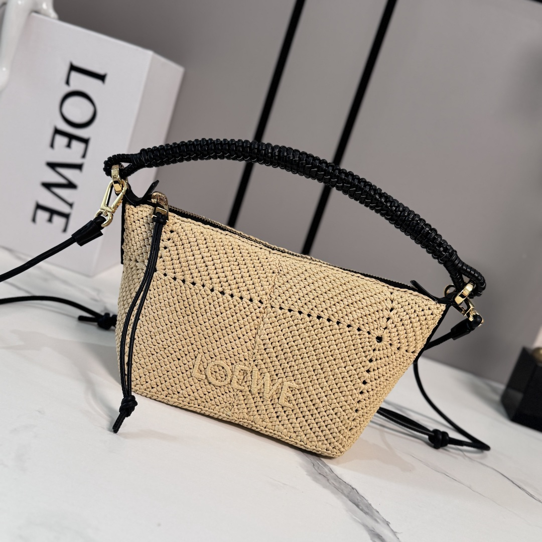 NO:939559,LOw Mini Classic Cala Handbag in Calf Leather and Raffia. Versatile style. Comes with hand-woven leather handles, embellished with *LO**EWE embroidery in the same color. Can be worn across the body, on the shoulder or by hand. *Unlined. *Zip closure. *Cow leather zipper puller. *Adjustable shoulder strap included.19860909LOw迷你经典牛皮革和拉菲草Cala手袋 造型百搭 搭配手工编织皮革提手,点缀同色系*LO**EWE刺绣 可斜挎或肩背或者手提*无衬里*拉链开合*牛皮革拉链头*另附可调节肩带 size:26*10*13CM（提手高度12CM） 型号11268（配全套包装),高版本（菜篮子）,cowhide,Bag
