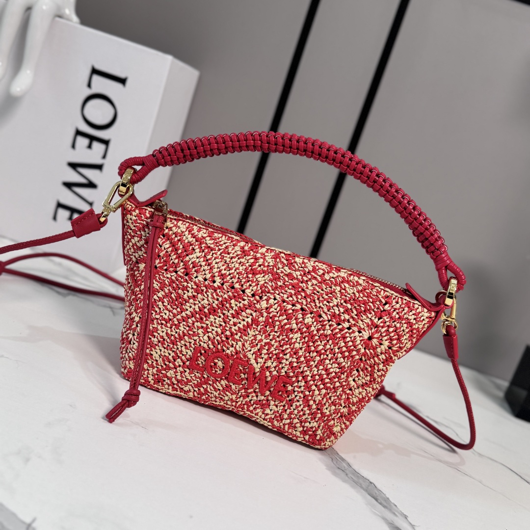 NO:939561,LOw Mini Classic Cala Handbag in Calf Leather and Raffia. Versatile style. Comes with hand-woven leather handles, embellished with *LO**EWE embroidery in the same color. Can be worn across the body, on the shoulder or by hand. *Unlined. *Zip closure. *Cow leather zipper puller. *Adjustable shoulder strap included.19860909LOw迷你经典牛皮革和拉菲草Cala手袋 造型百搭 搭配手工编织皮革提手,点缀同色系*LO**EWE刺绣 可斜挎或肩背或者手提*无衬里*拉链开合*牛皮革拉链头*另附可调节肩带 size:26*10*13CM（提手高度12CM） 型号11268（配全套包装),高版本（菜篮子）,cowhide,Bag