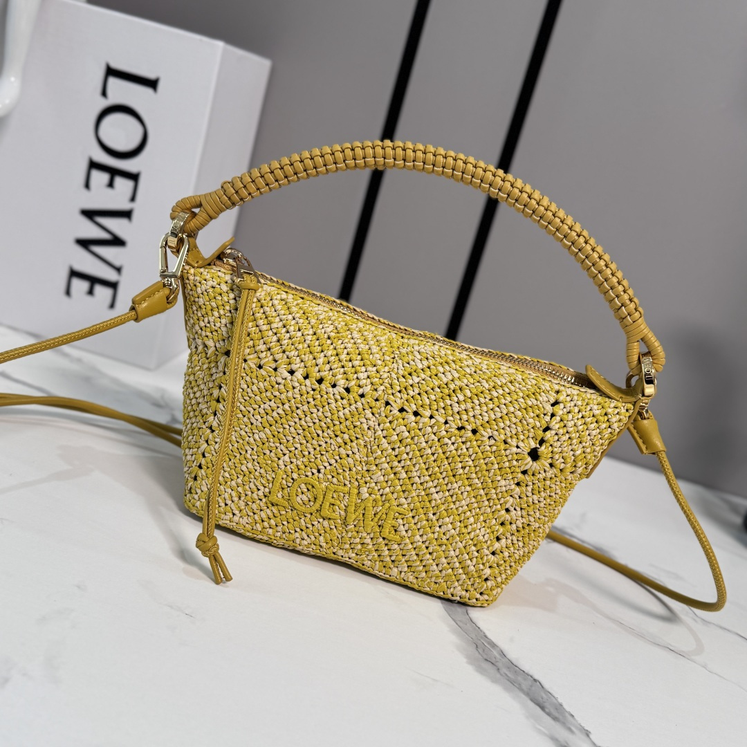 NO:939553,LOw Mini Classic Cala Handbag in Calf Leather and Raffia. Versatile style. Comes with hand-woven leather handles, embellished with *LO**EWE embroidery in the same color. Can be worn across the body, on the shoulder or by hand. *Unlined. *Zip closure. *Cow leather zipper puller. *Adjustable shoulder strap included.19860909LOw迷你经典牛皮革和拉菲草Cala手袋 造型百搭 搭配手工编织皮革提手,点缀同色系*LO**EWE刺绣 可斜挎或肩背或者手提*无衬里*拉链开合*牛皮革拉链头*另附可调节肩带 size:26*10*13CM（提手高度12CM） 型号11268（配全套包装),高版本（菜篮子）,cowhide,Bag