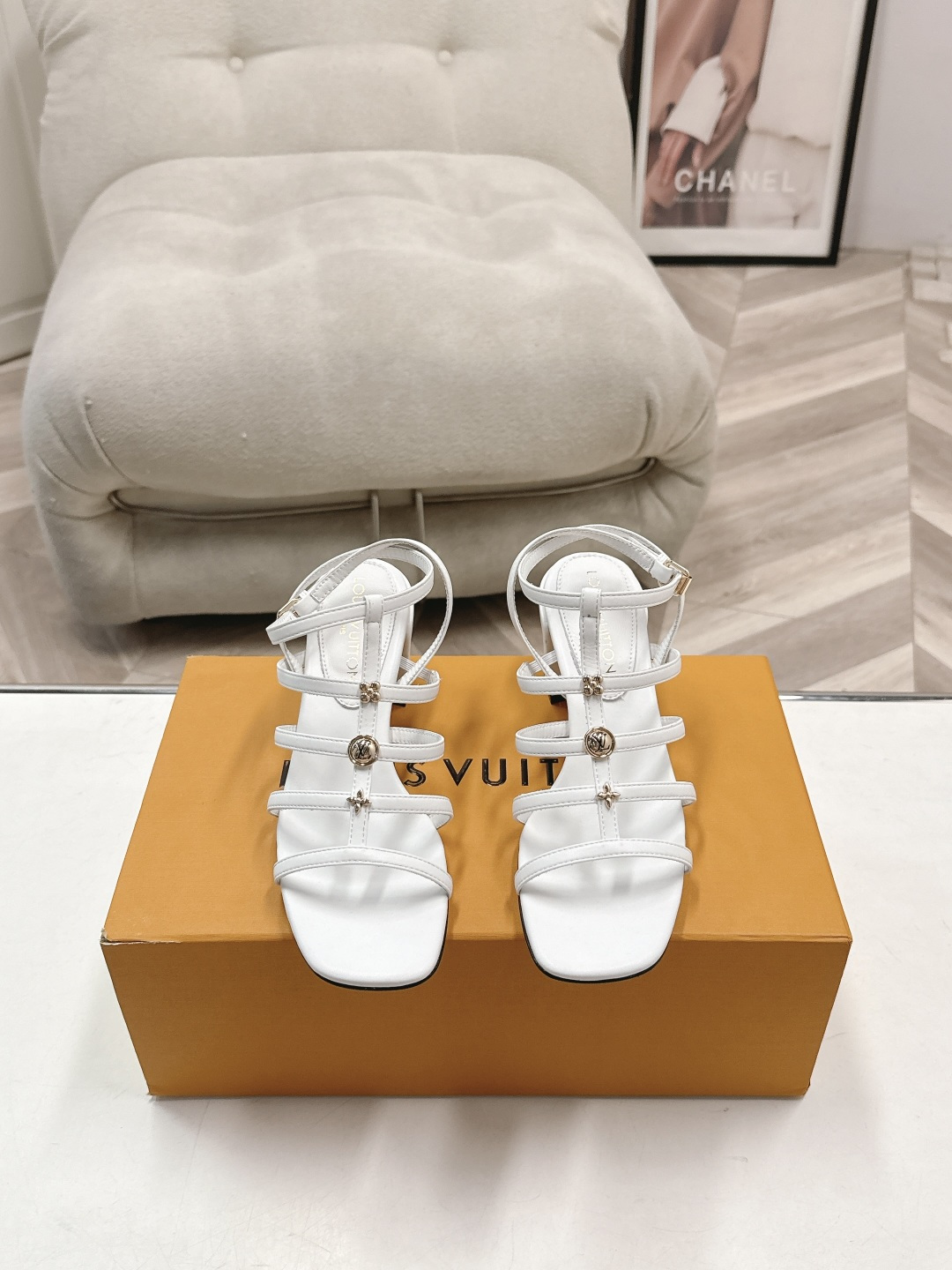 Белые женские босоножки на высоком каблуке Louis Vuitton