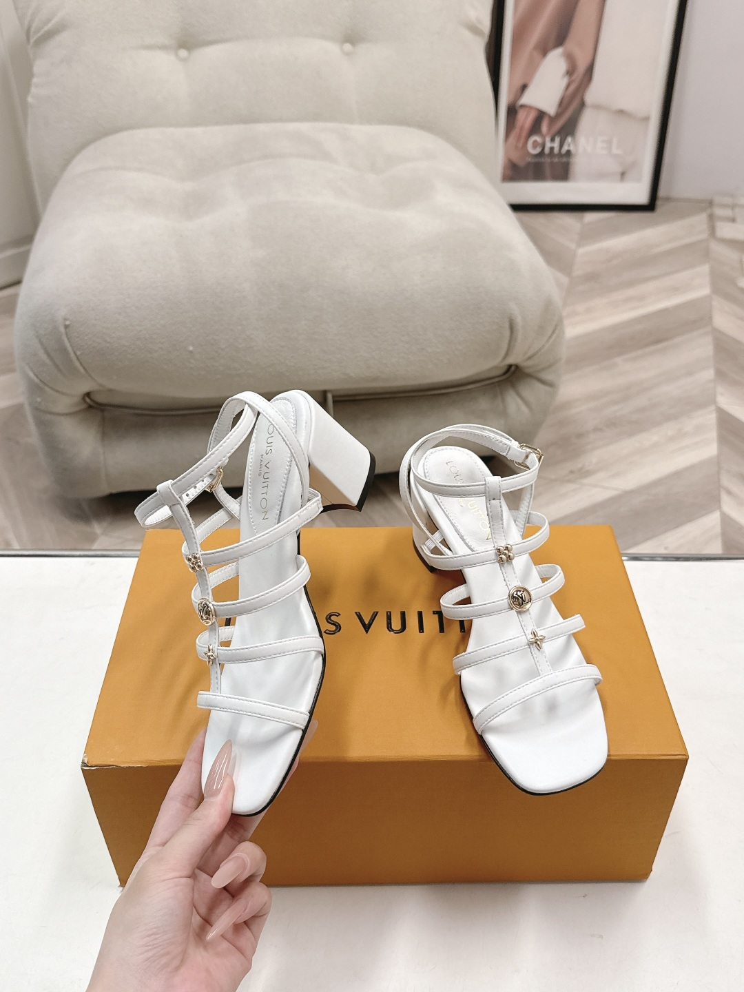 Белые женские босоножки на высоком каблуке Louis Vuitton
