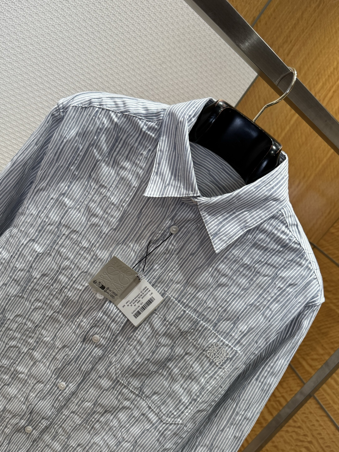 Loewe Stripes Long-Sleeve Shirt: Custom cotton fabric, comfortable and soft, with brand embroidery, versatile styling. - 图片 3